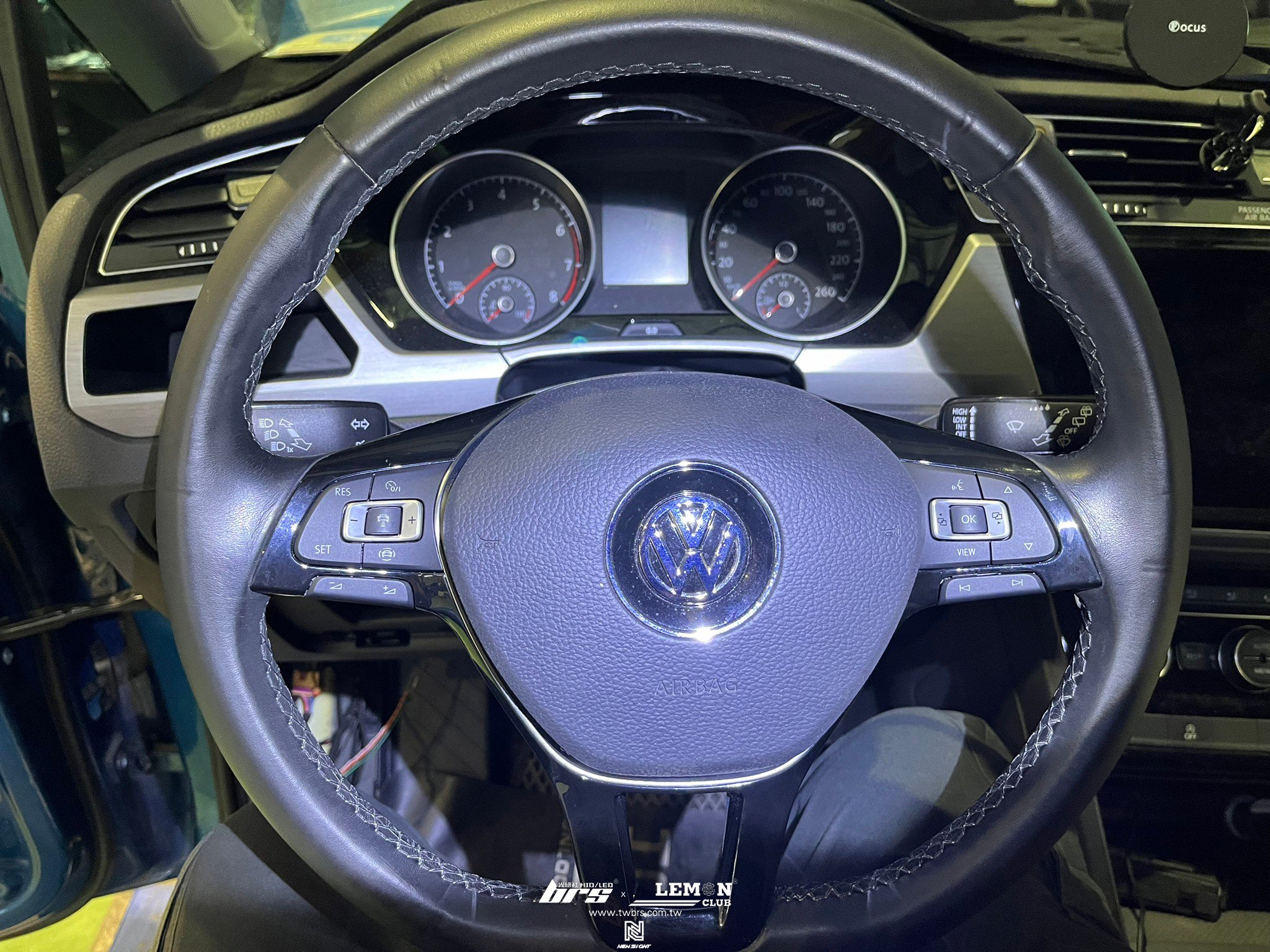 Volkswagen Touran 安裝 3Q原廠盲點偵測系統(鏡蓋式)+ACC主動巡航車距控制系統+原廠直接式胎壓系統搭配原廠氣嘴