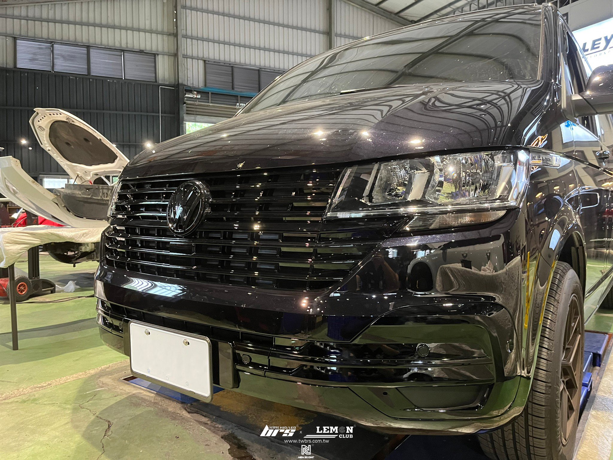 Volkswagen T6.1 安裝 前保桿夜色套件+亮黑水箱罩+晴雨窗