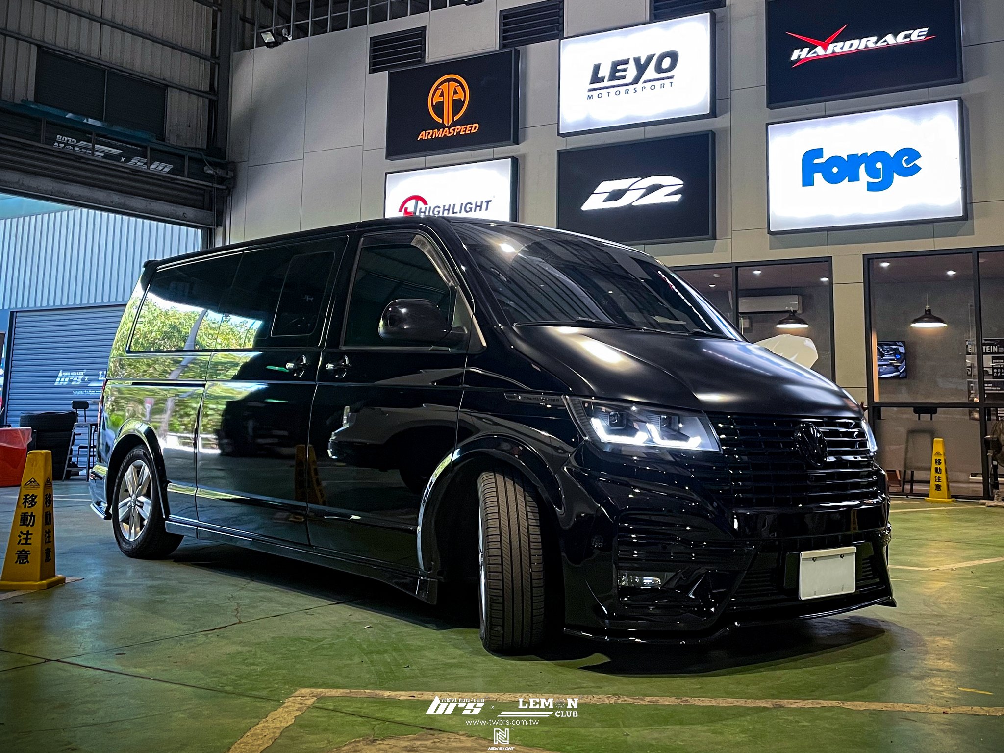 Volkswagen T6 Caravelle 安裝 事故修復+升級T6.1 LV-R 車頭套件+升級T6.1 LV-R 後保桿總成+升級T6.1 副廠流水尾燈