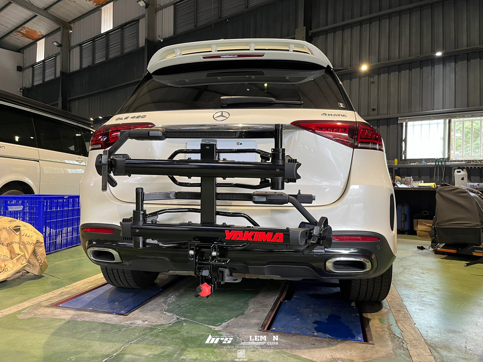 Benz GLE 安裝 YAKIMA HoldUp EVO 2台式後掛攜車架
