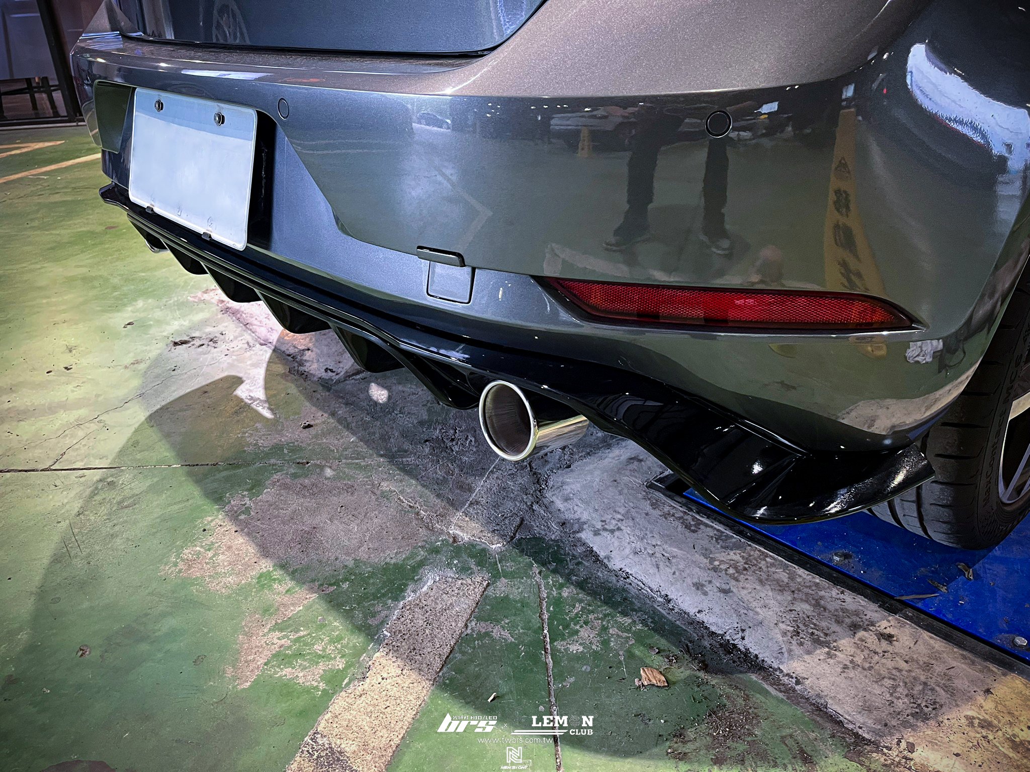 Volkswagen Golf 7.5 安裝 TCR副廠後下擾流+靜音型雙出尾桶+白光啟動開關