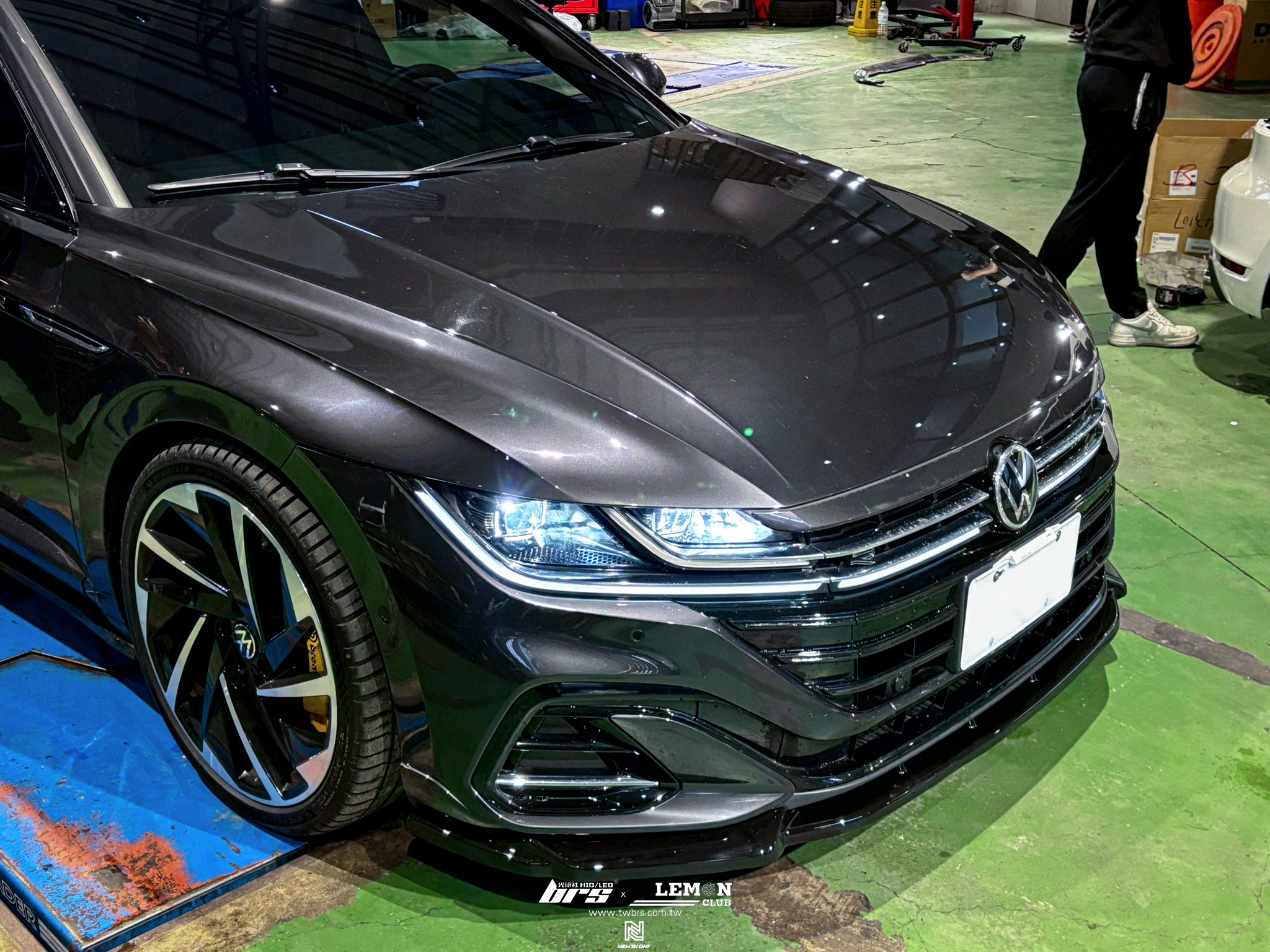 Volkswagen Arteon R-Line 安裝 類MAX前下巴