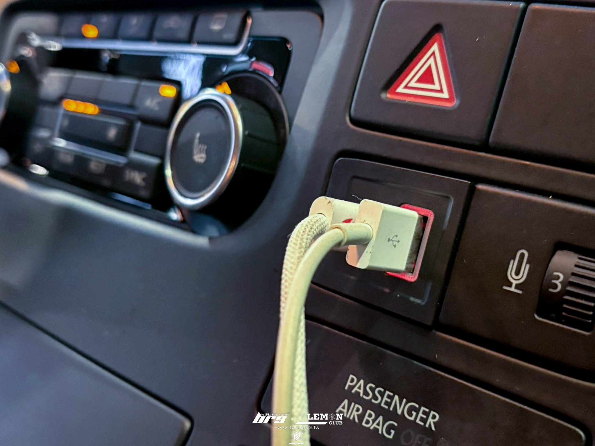 Volkswagen T5 安裝 USB充電座