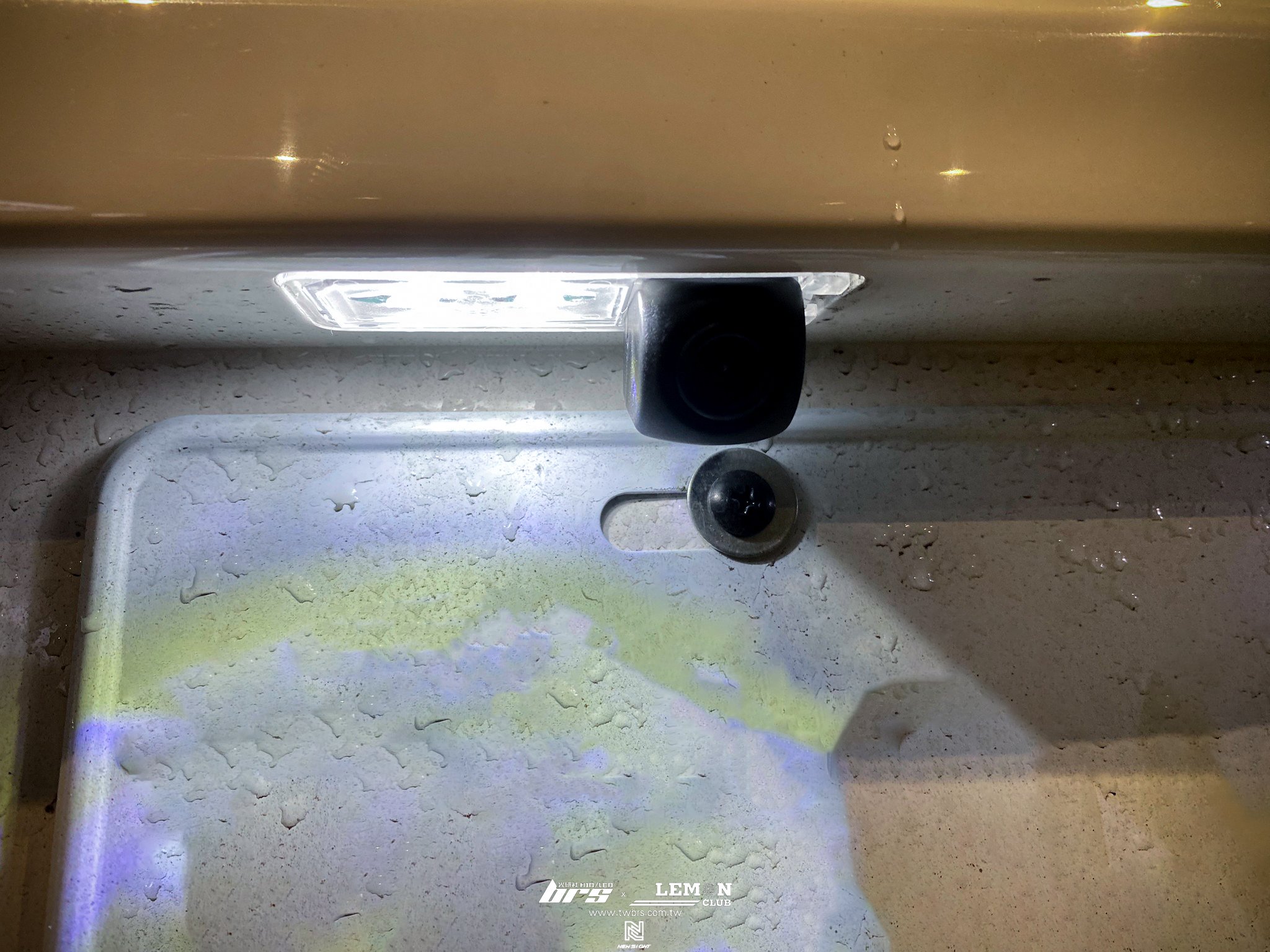 Volkswagen Scirocco 安裝 把手式倒車顯影鏡頭(軌跡版)