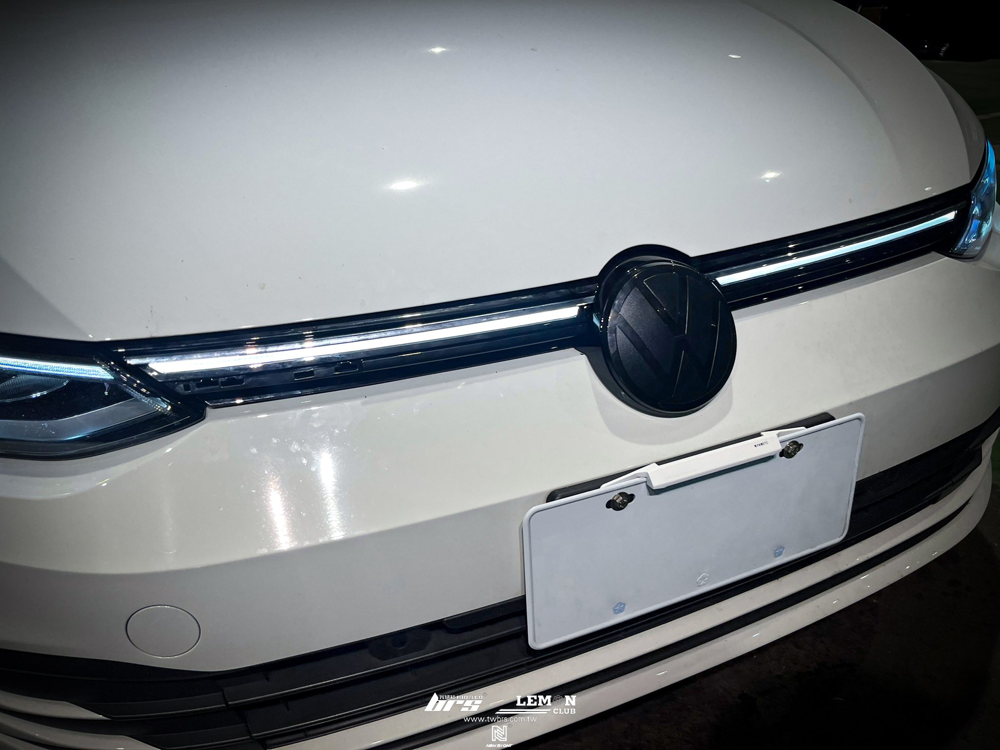 Volkswagen Golf 8 安裝 R-Line水箱罩含連貫式燈條