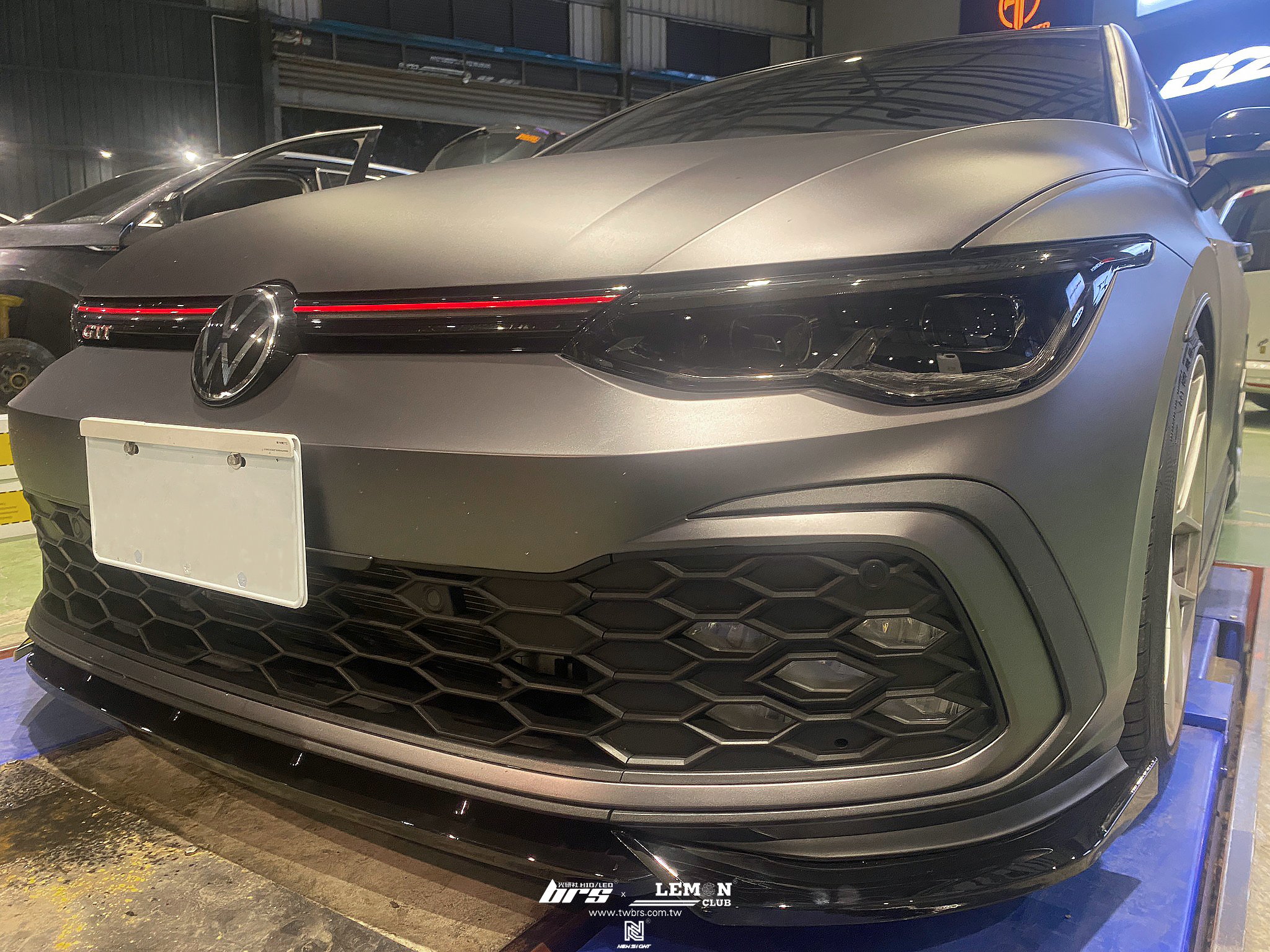 Volkswagen Golf 8 GTI 安裝 三件式前下巴