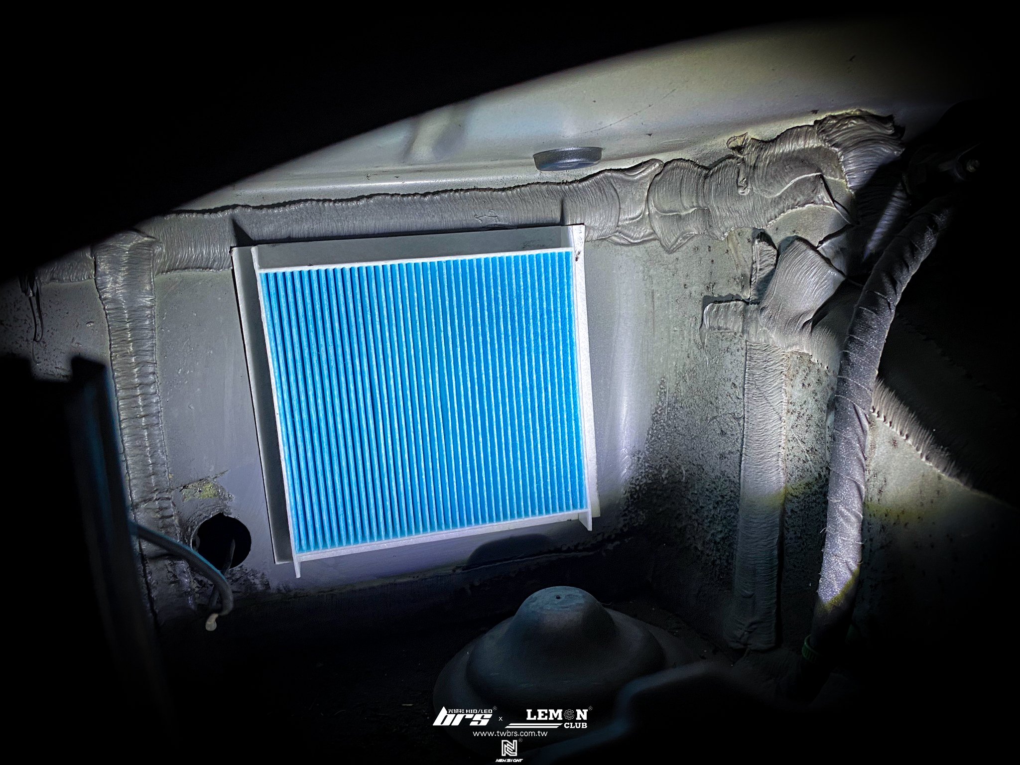 Volkswagen T5 保養 德國Rheinol萊茵機油5W30更換+原廠機油芯更換+原廠洩油螺絲+墊片更換+冷氣外置濾芯更換