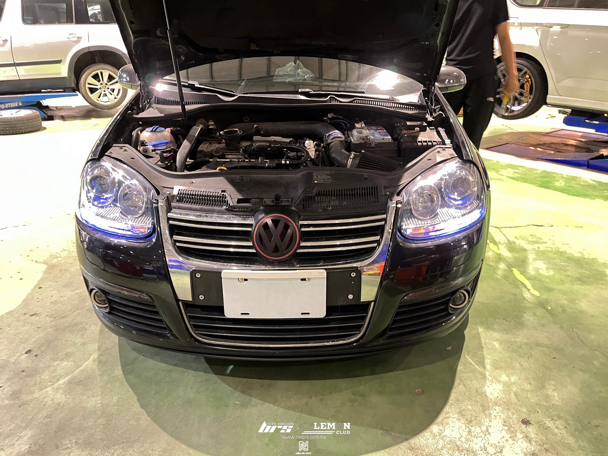 Volkswagen Golf 5 安裝 原廠HID專用大燈總成