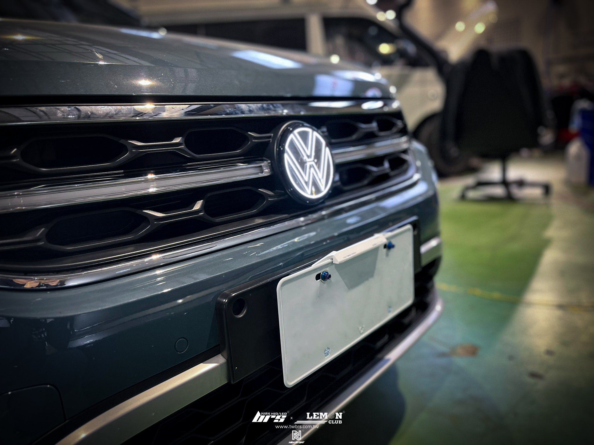 Volkswagen T-ROC 安裝 發光廠徽