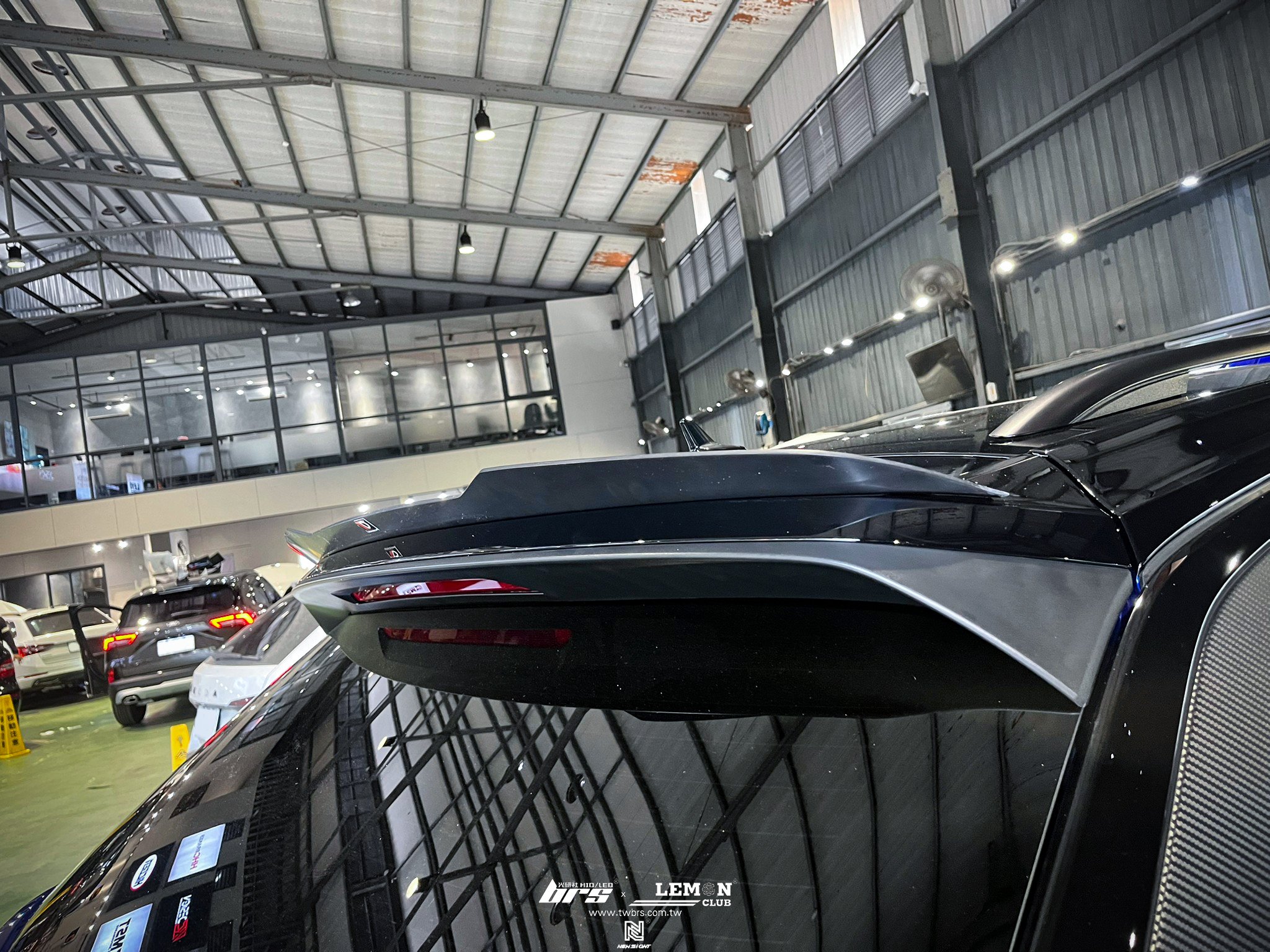 Volkswagen T-ROC R 安裝 MAXTON尾翼+LEYO皮革DSG換檔頭組+MST EA888高流量濾芯