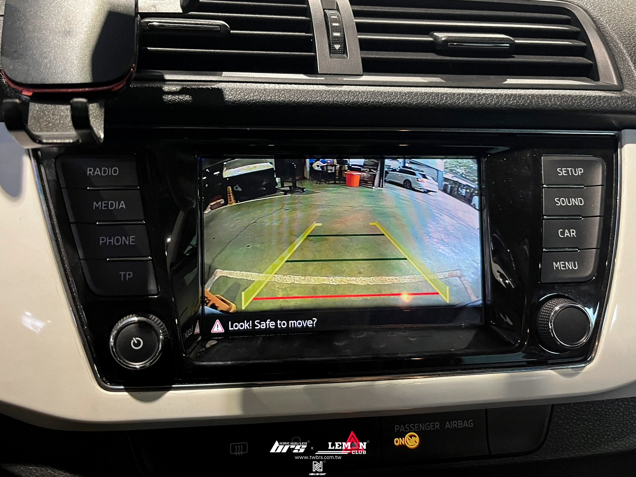 Skoda Fabia 安裝 把手式倒車顯影鏡頭(軌跡版)