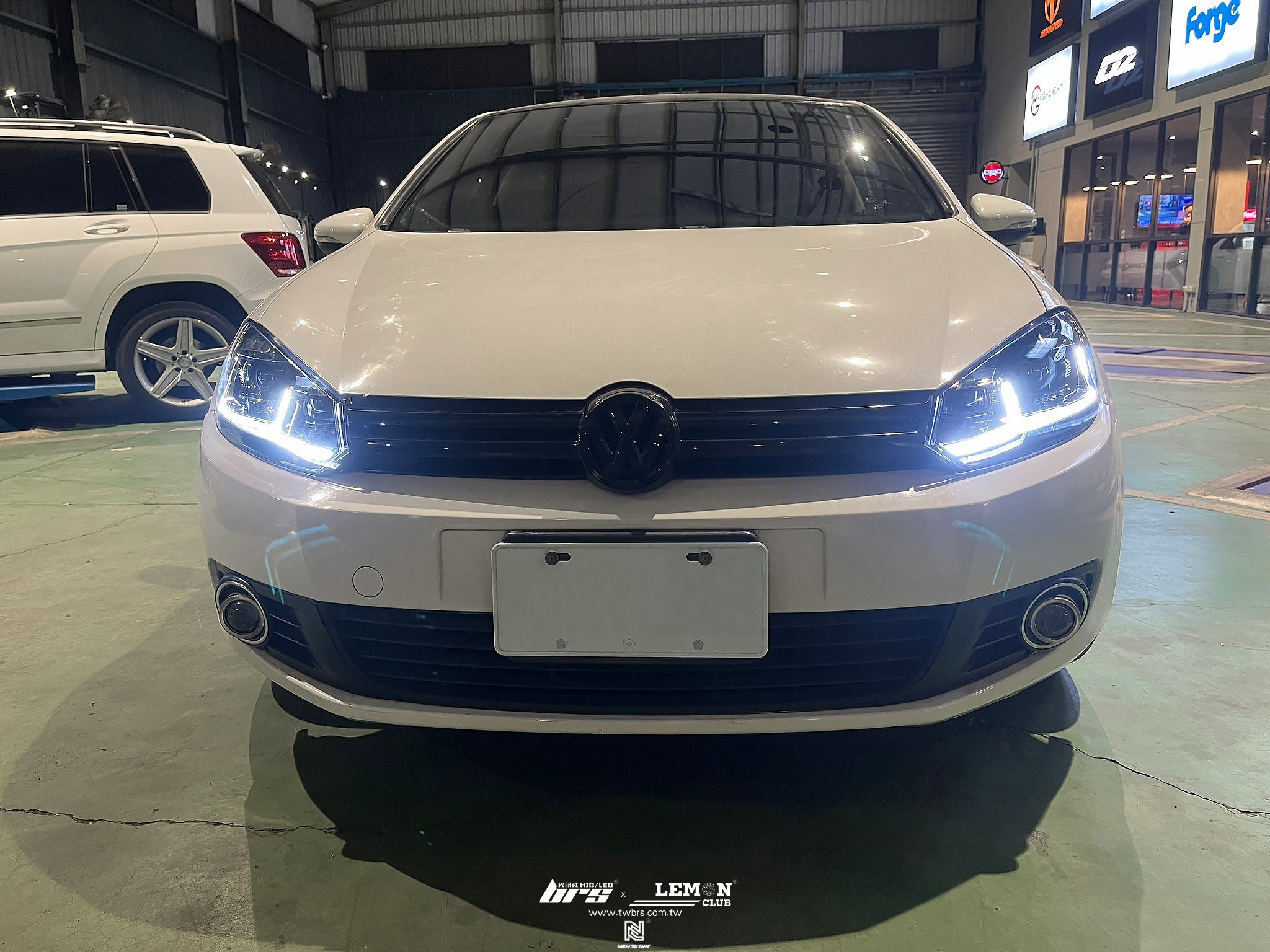 Volkswagen Golf 6 安裝 6改7.5銀線魚眼大燈總成+Highlight SS款(高階款) 6000K LED+牌照燈