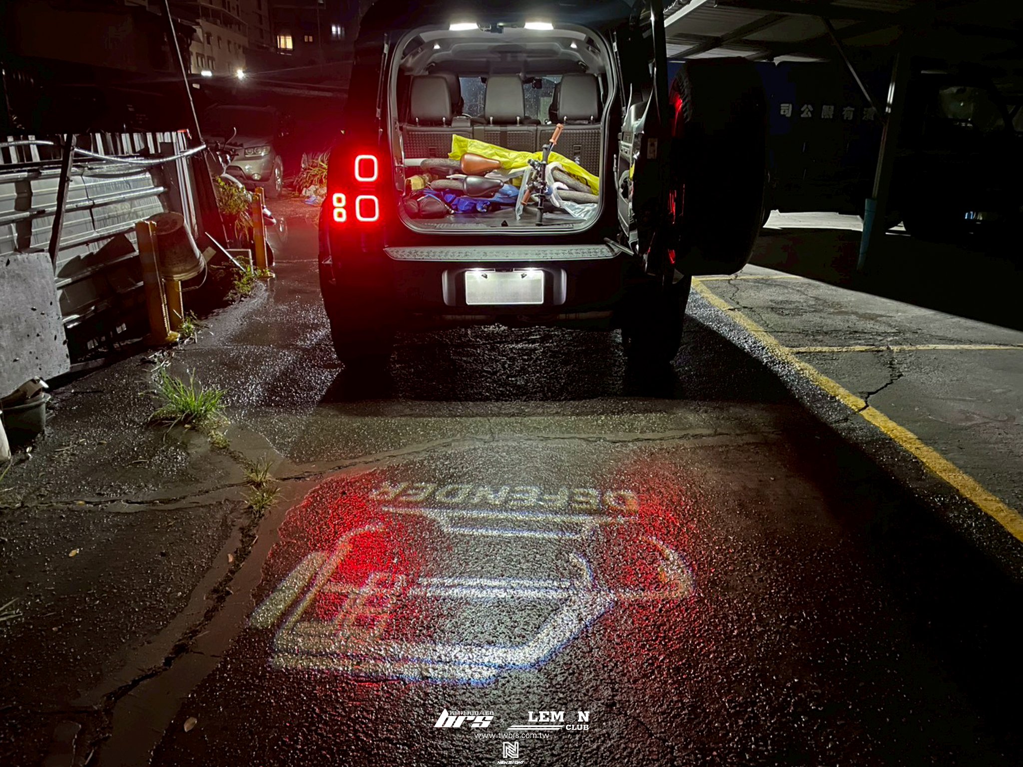 Land Rover Defender 110 安裝 後車廂燈(照明、警示、投射 三功能)