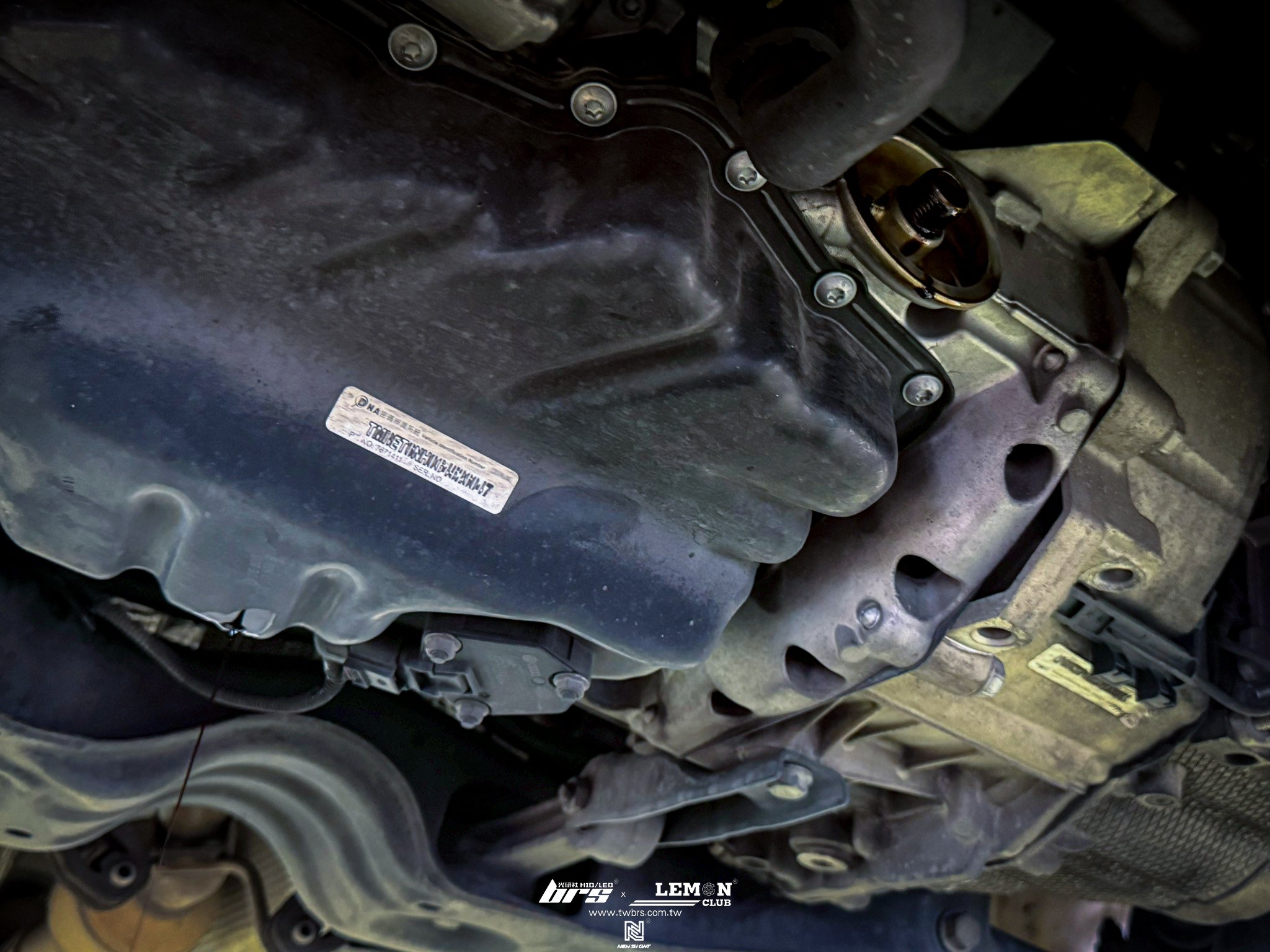 Skoda Rapid 保養 德國Rheinol萊茵機油5W30更換+原廠機油芯更換+原廠洩油螺絲+墊片更換