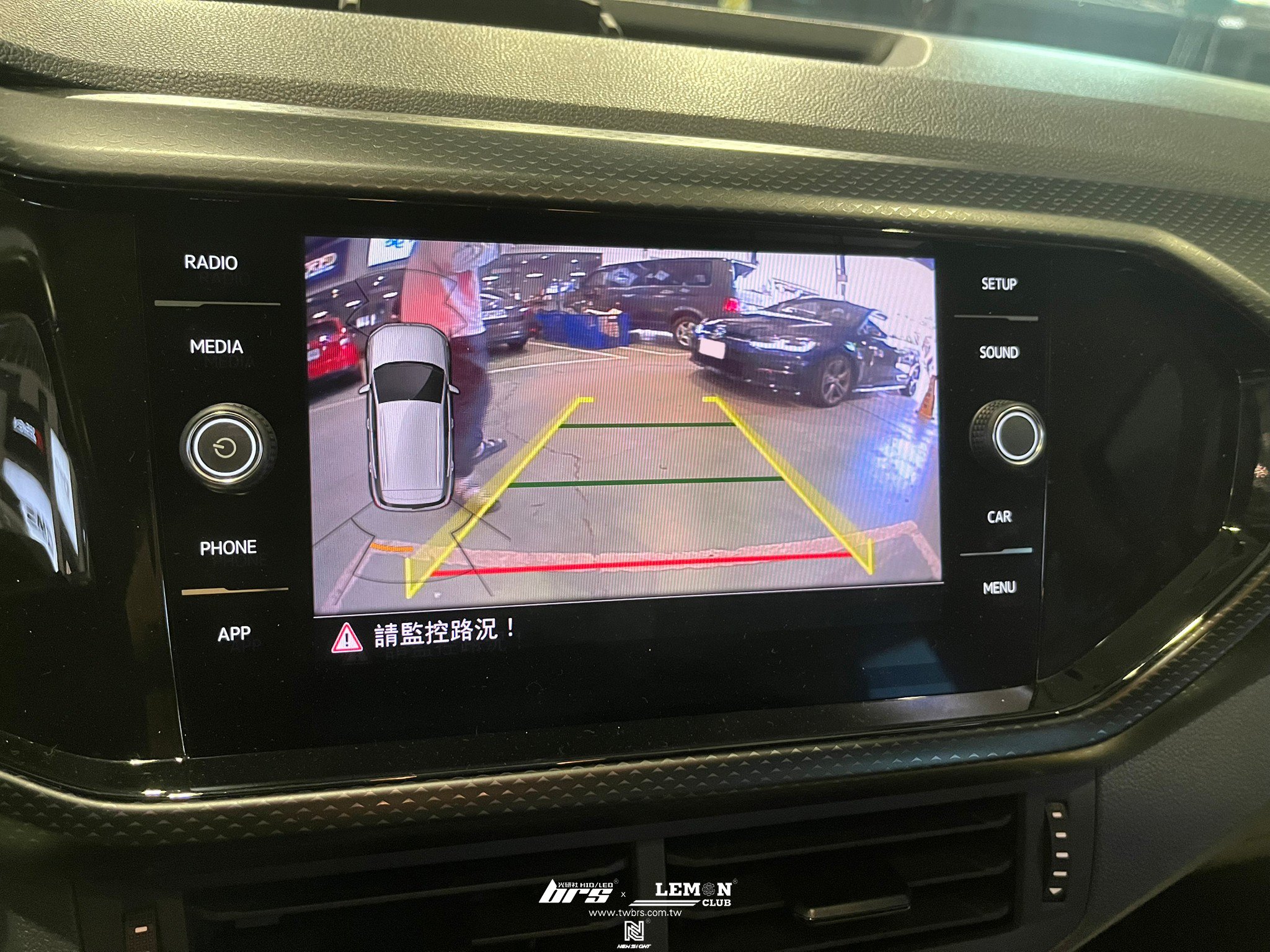 Volkswagen T-Cross 安裝 VAG牌照燈+把手式倒車顯影鏡頭(軌跡版)