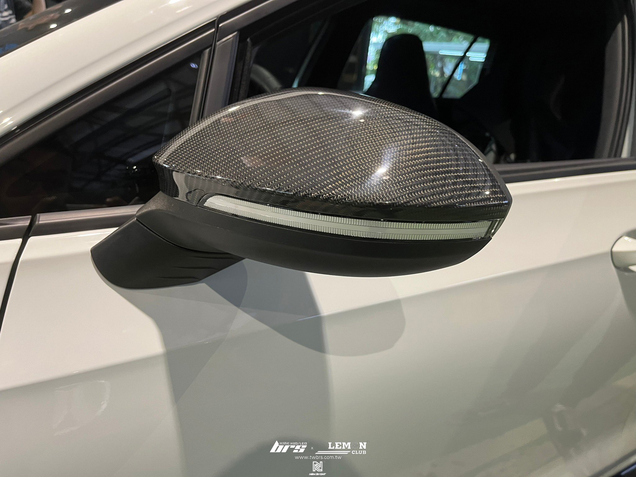 Volkswagen Golf 8 Variant 安裝 碳纖維後視鏡蓋+後視鏡流水方向燈