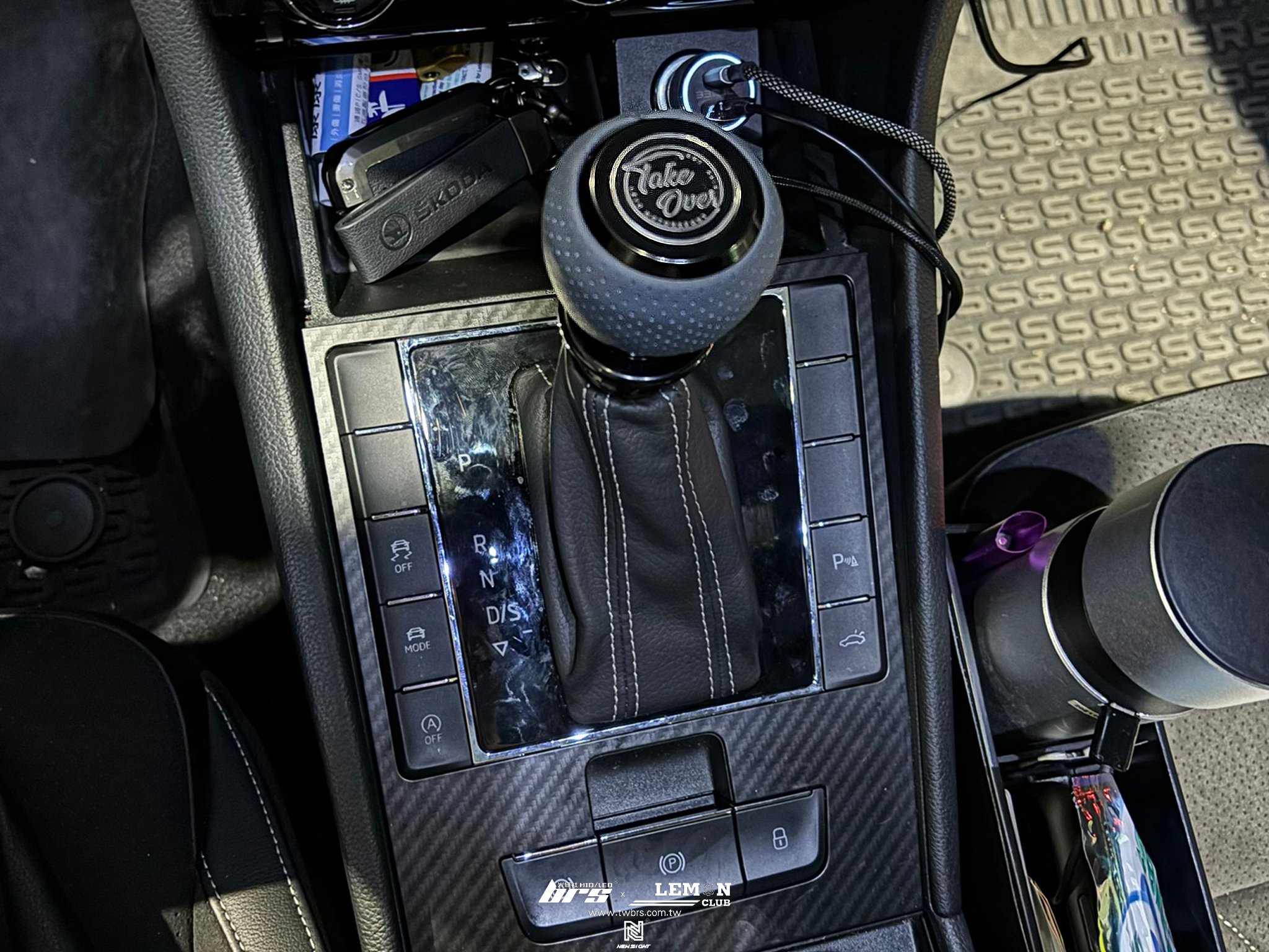 Skoda Superb 安裝 Leyo 海軍藍排檔頭