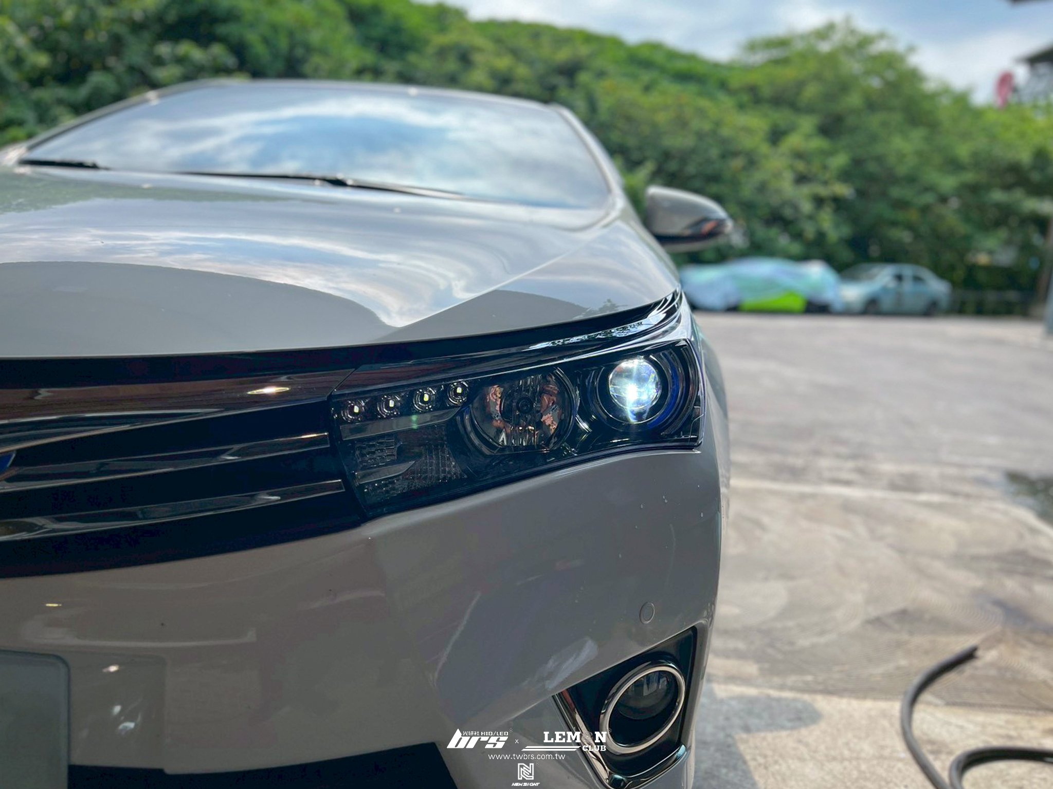 Toyota Altis 安裝 副廠黑底款大燈總成-駕駛邊