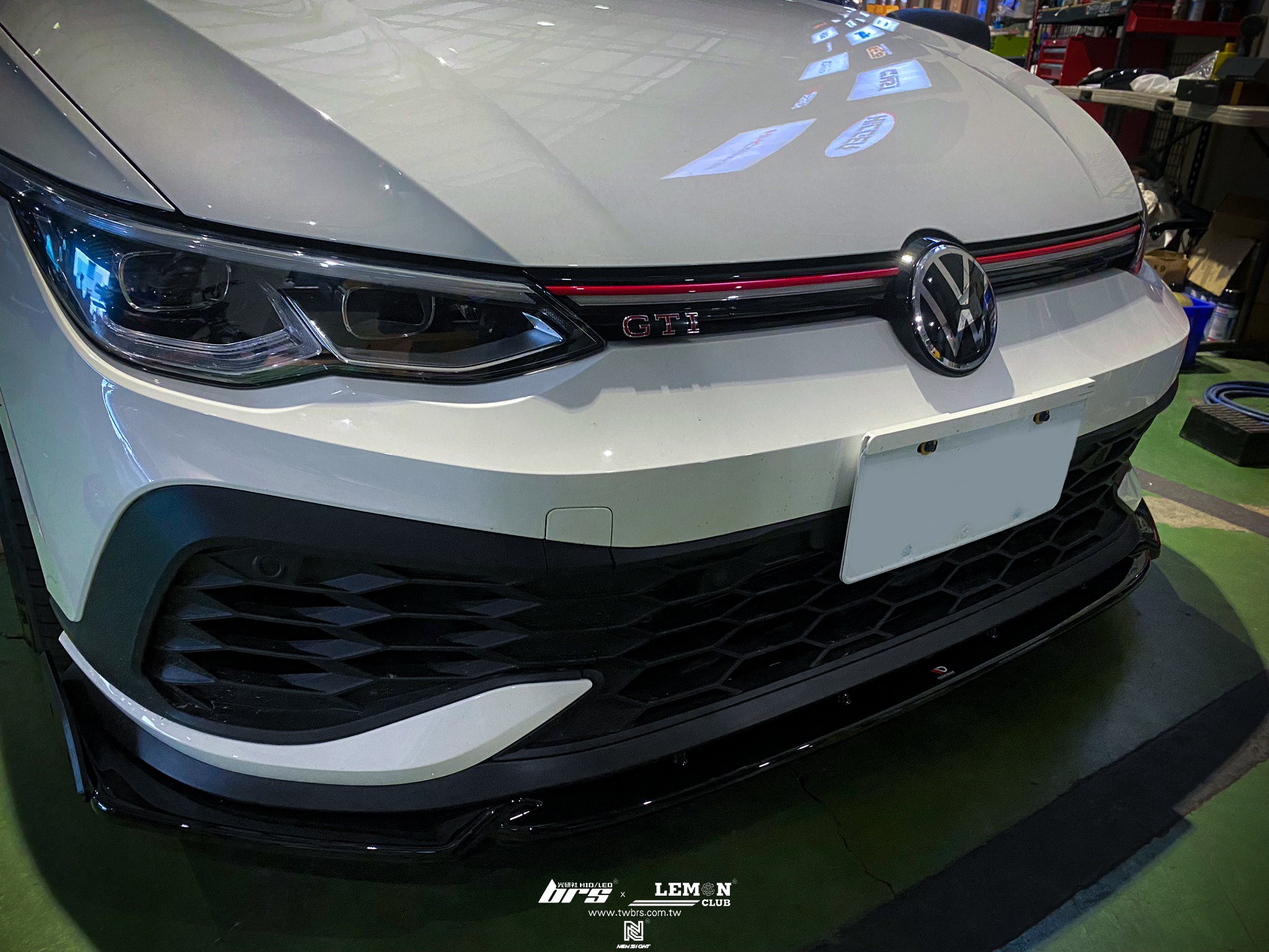 Volkswagen Golf 8 GTI 安裝 CS 類MAX 前下巴-V1+FSF+亮黑後視鏡蓋
