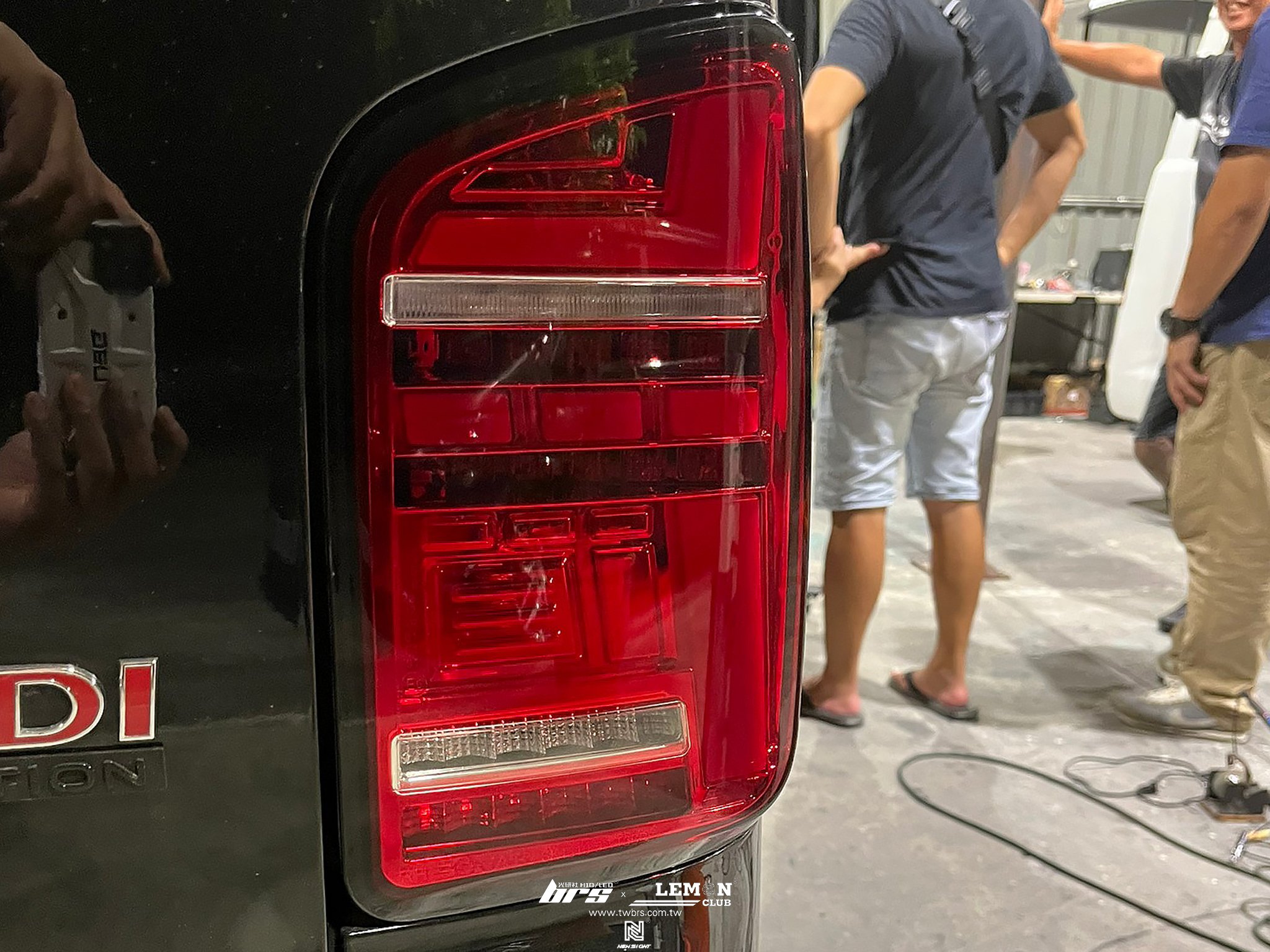 Volkswagen T5 安裝 T5後期 LED尾燈-透紅款