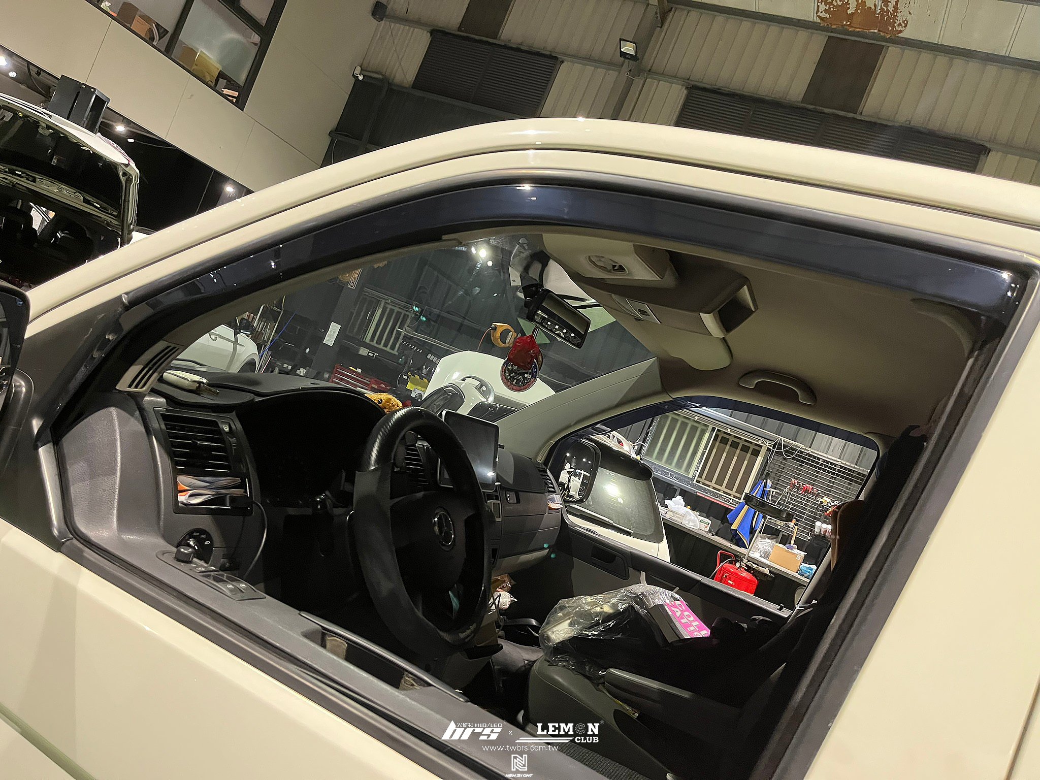 Volkswagen T5 安裝 LED尾燈+魚眼大燈總成+晴雨窗