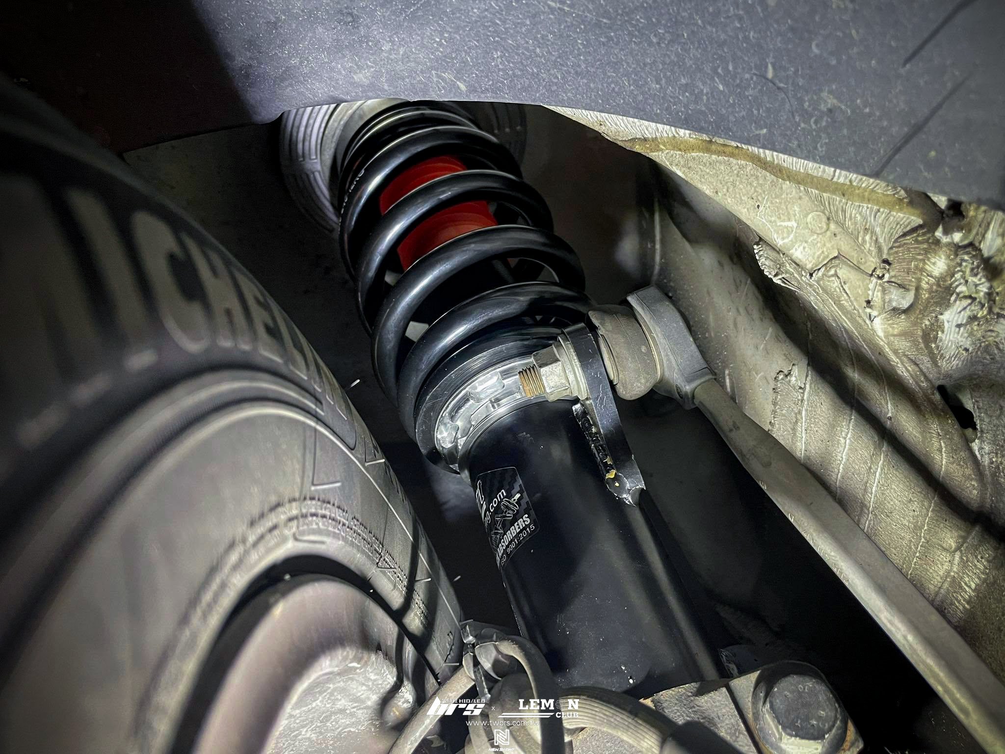 Volkswagen T5 Multivan 安裝 Sportline前中包+前下巴+日行燈+四出式樣後保桿+類ABT側裙+原廠尾翼+6.1式樣尾燈+SF高低軟硬可調避震器