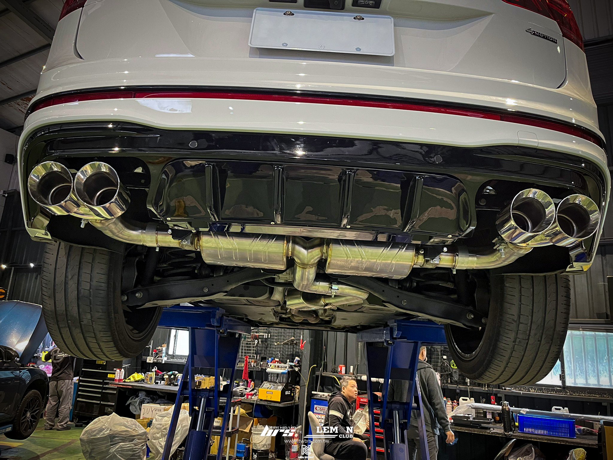 Volkswagen New Tiguan 安裝 Tiguan R 後保桿+Tiguan R 類MAX後下擾流+類MAX前下巴+類MAX側裙+水箱罩夜色套件+VVS四出排氣管