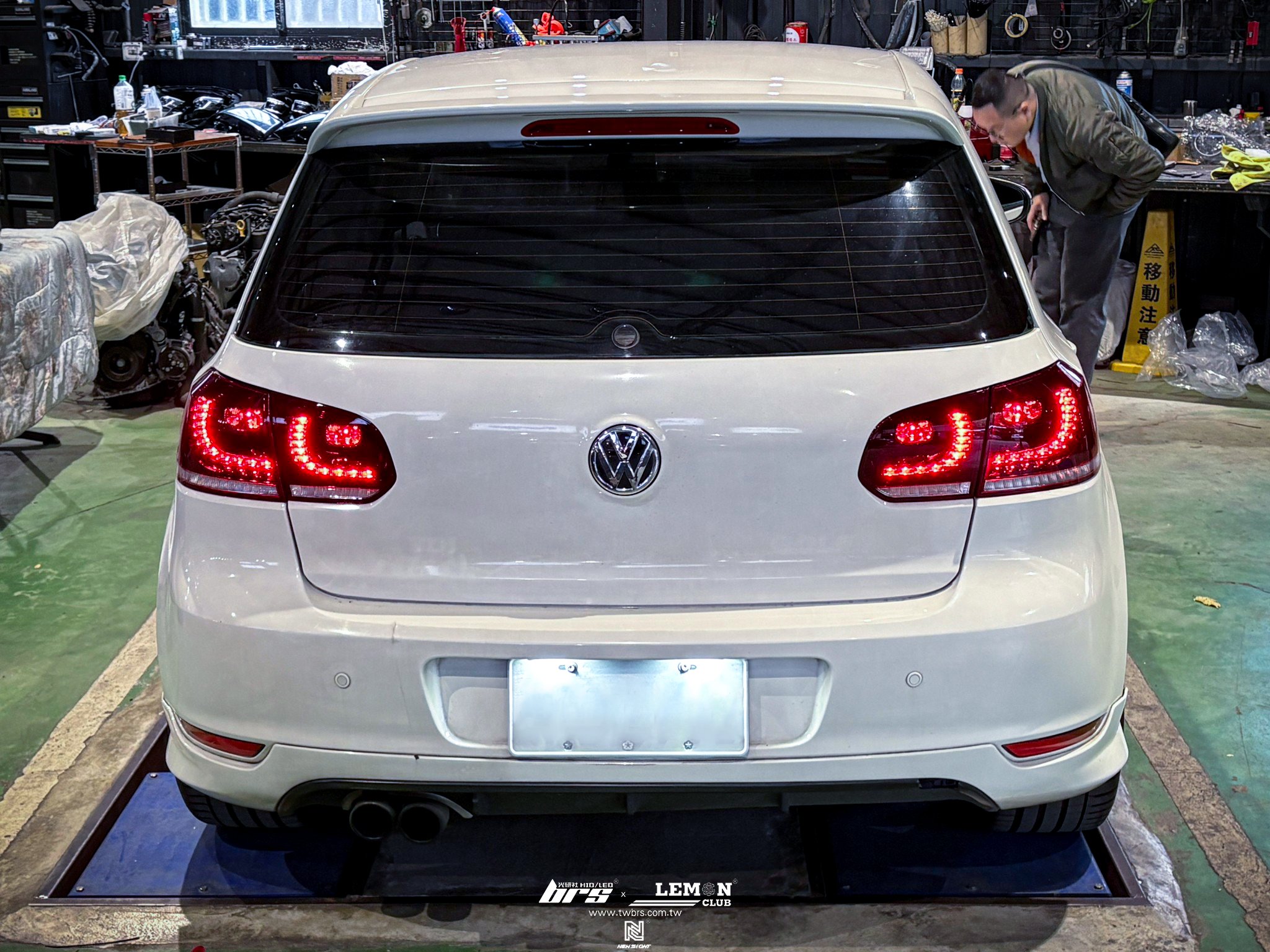 Volkswagen Golf 6 GTI 安裝 R20副廠流水LED尾燈+6改7.5式樣紅線魚眼大燈總成