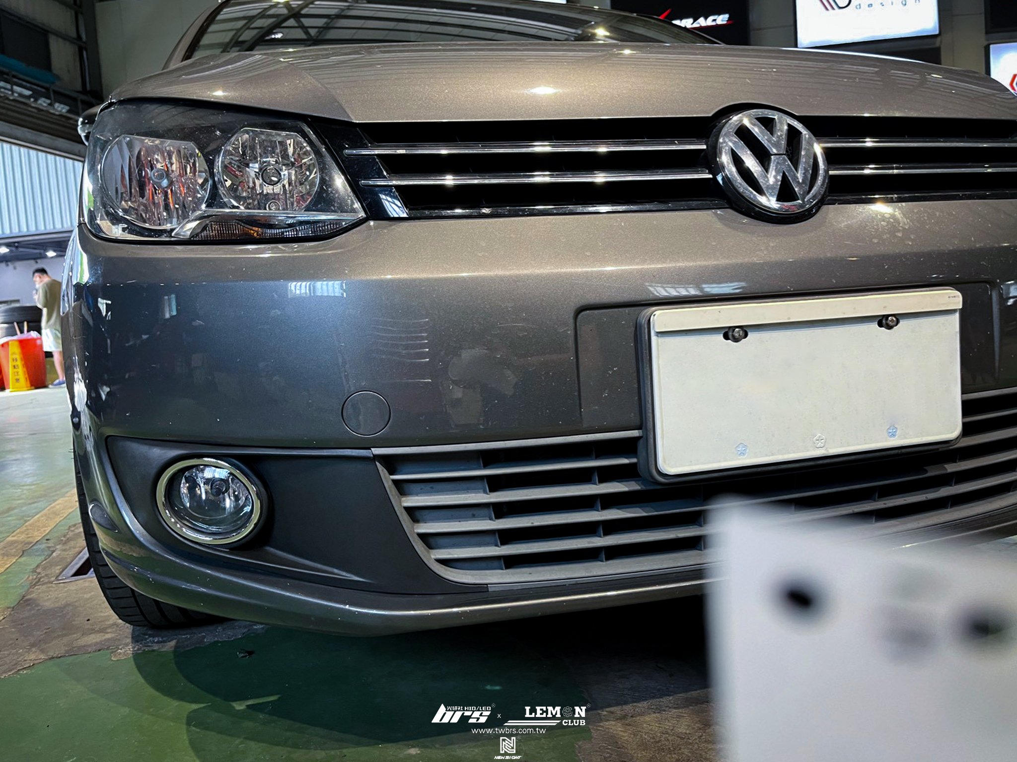 Volkswagen Touran 安裝 專用原廠件霧燈總成