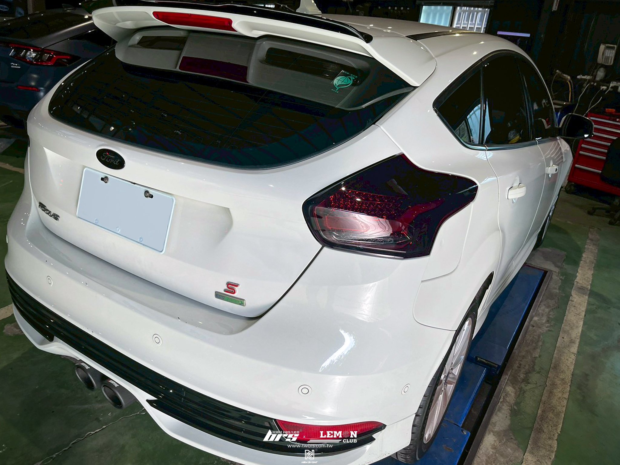 Ford Focus MK3.5 安裝 副廠閃電尾燈+冷氣循環系統清洗+冷凍油更換