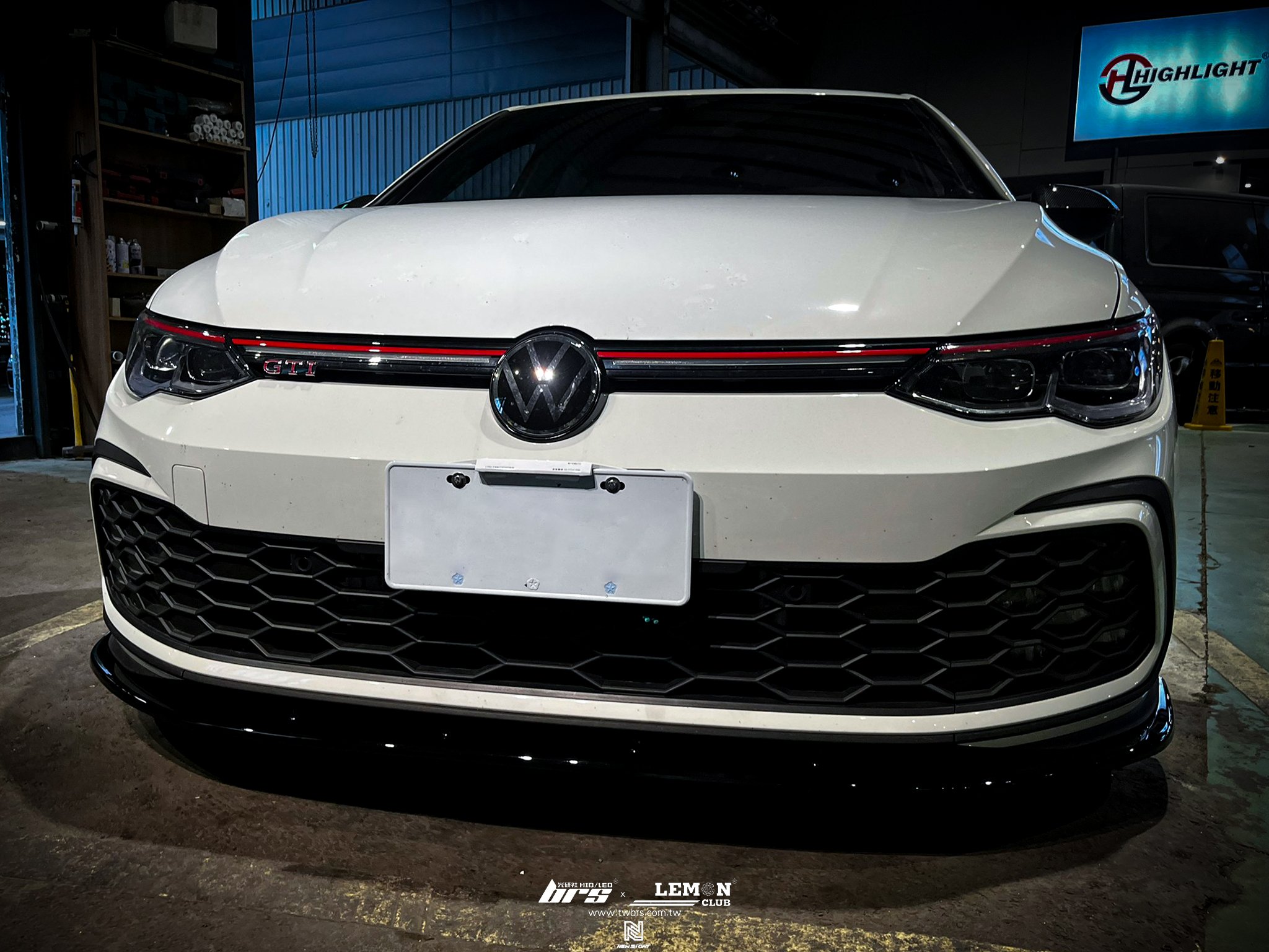 Volkswagen Golf 8 GTI 安裝 類MAX前下巴V1+類MAX雙邊單出後下巴+碳纖維後視鏡蓋+後視鏡流水LED方向燈