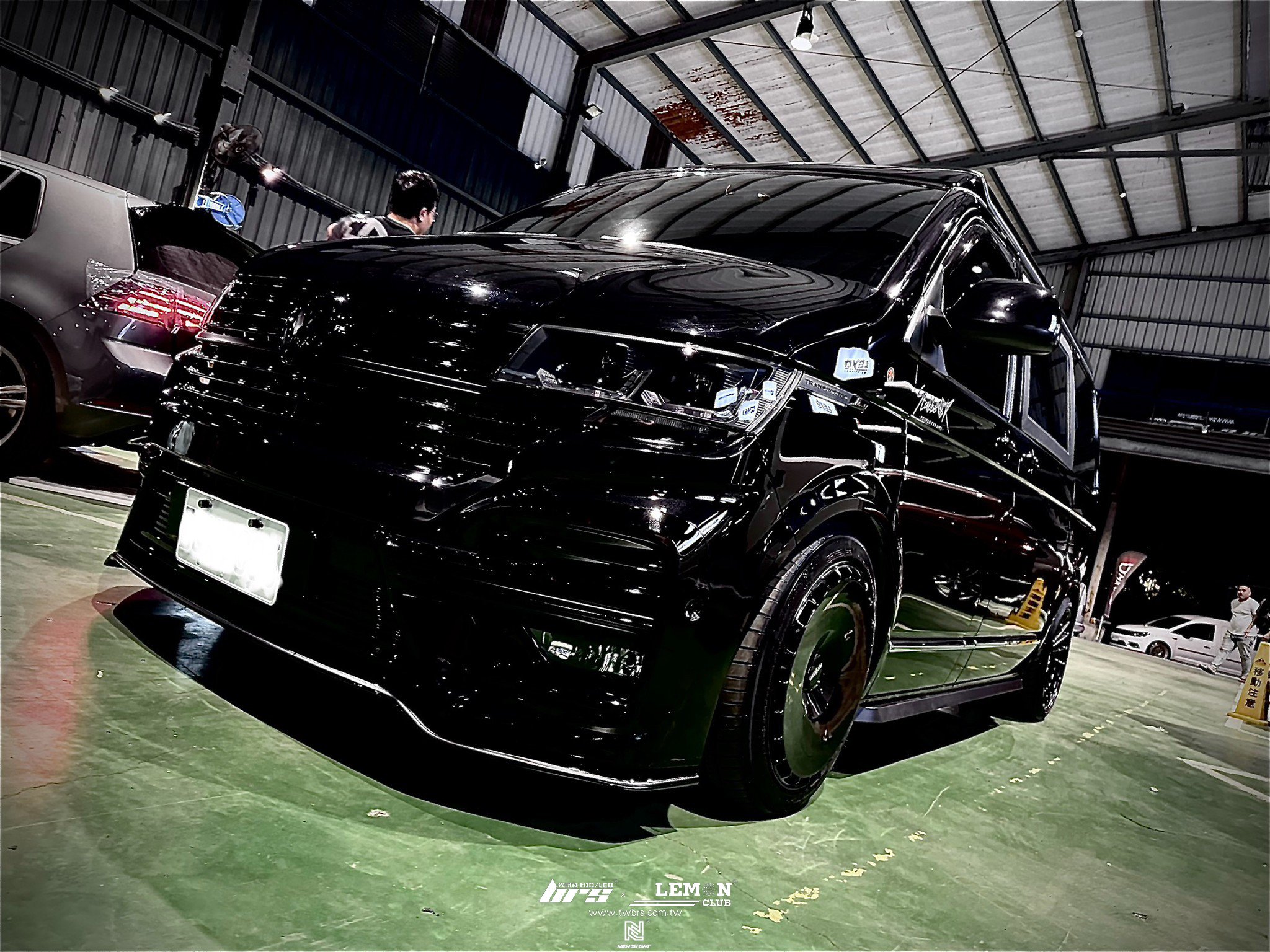 Volkswagen T5 Multivan SWB 安裝 T6.1 LV-R全套(亮黑搭配消光黑線條)+英國風尾翼+英國風側桿