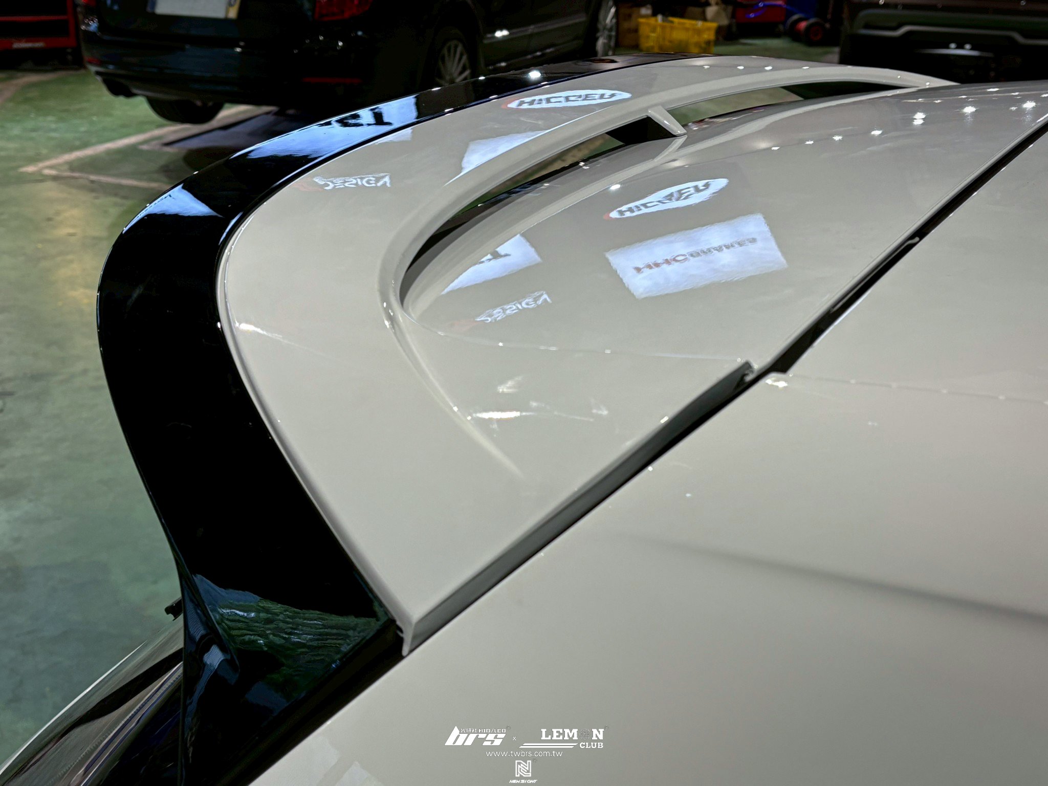 Volkswagen Golf 8 R 安裝 副廠CS款尾翼