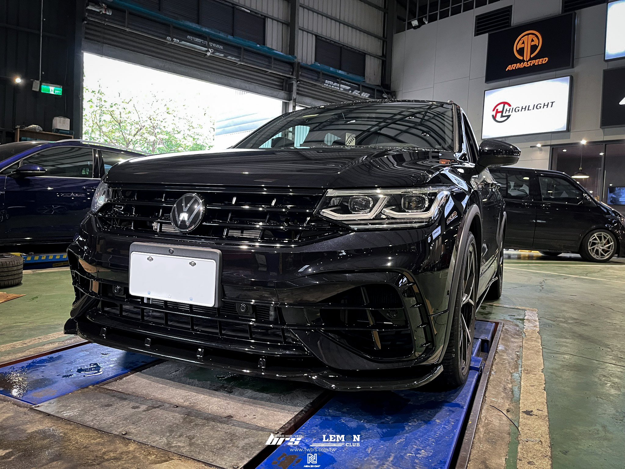 Volkswagen New Tiguan R 安裝 類MAX尾翼+類MAX前下巴+類MAX後下包角+類MAX後下擾流+類MAX側裙+Leyo皮革自排排檔頭