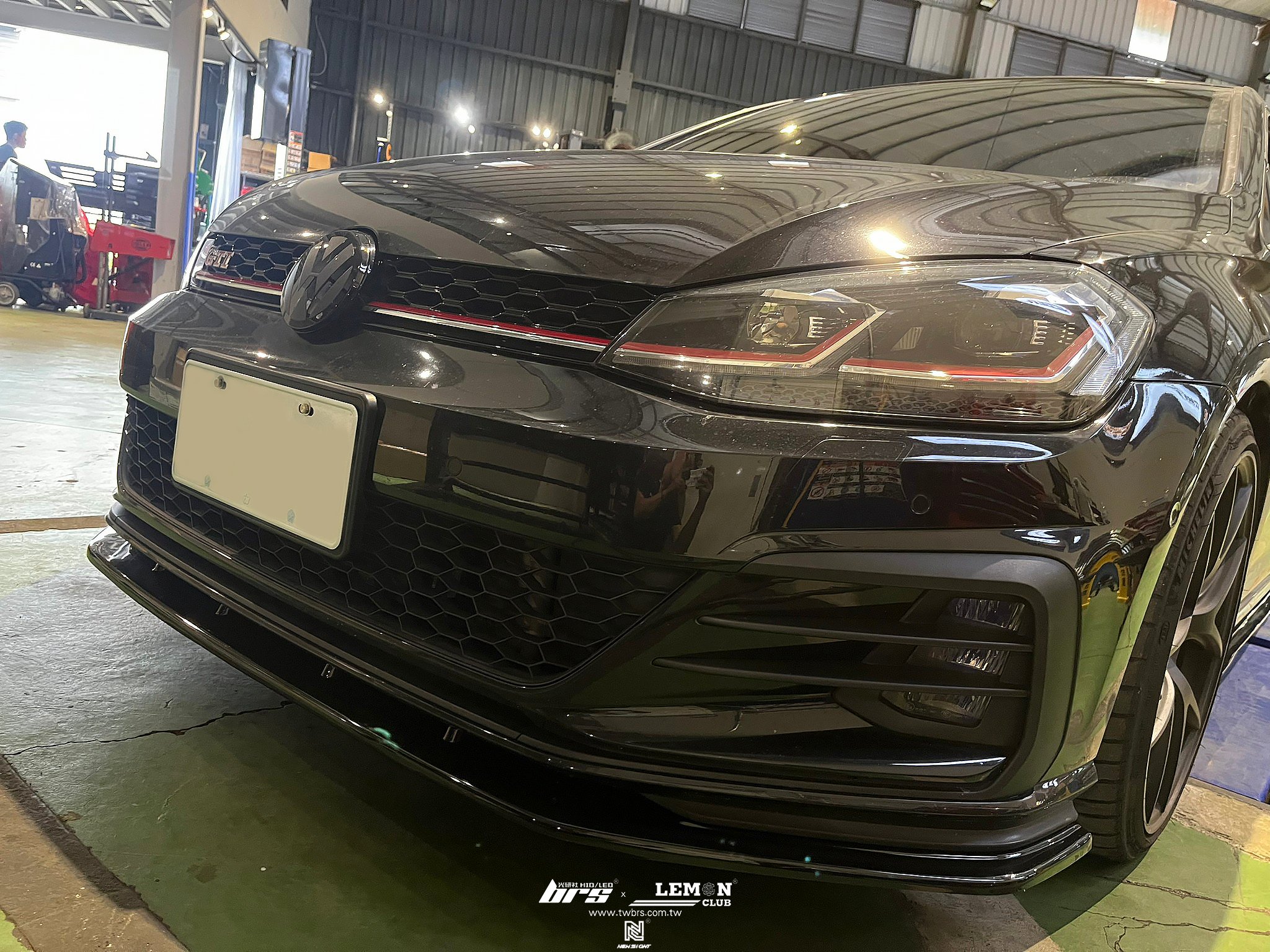 Volkswagen Golf 7.5 GTI 安裝 類MAX前下巴+前後黑標+TCR副廠側裙+TCR副廠後下擾流+類O尾翼+類O尾翼專用鴨尾