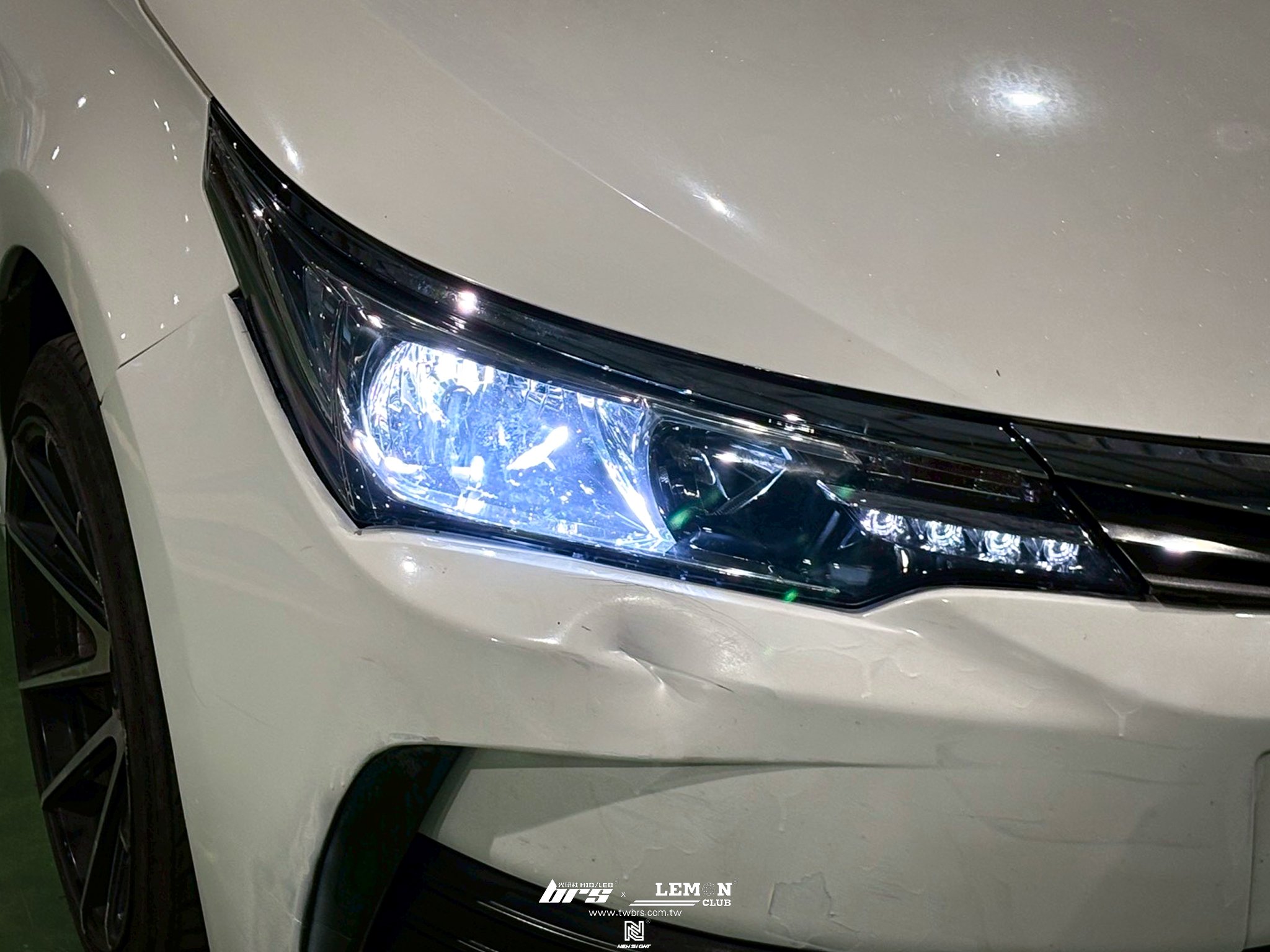 Toyota Altis 安裝 副廠黑底款大燈總成