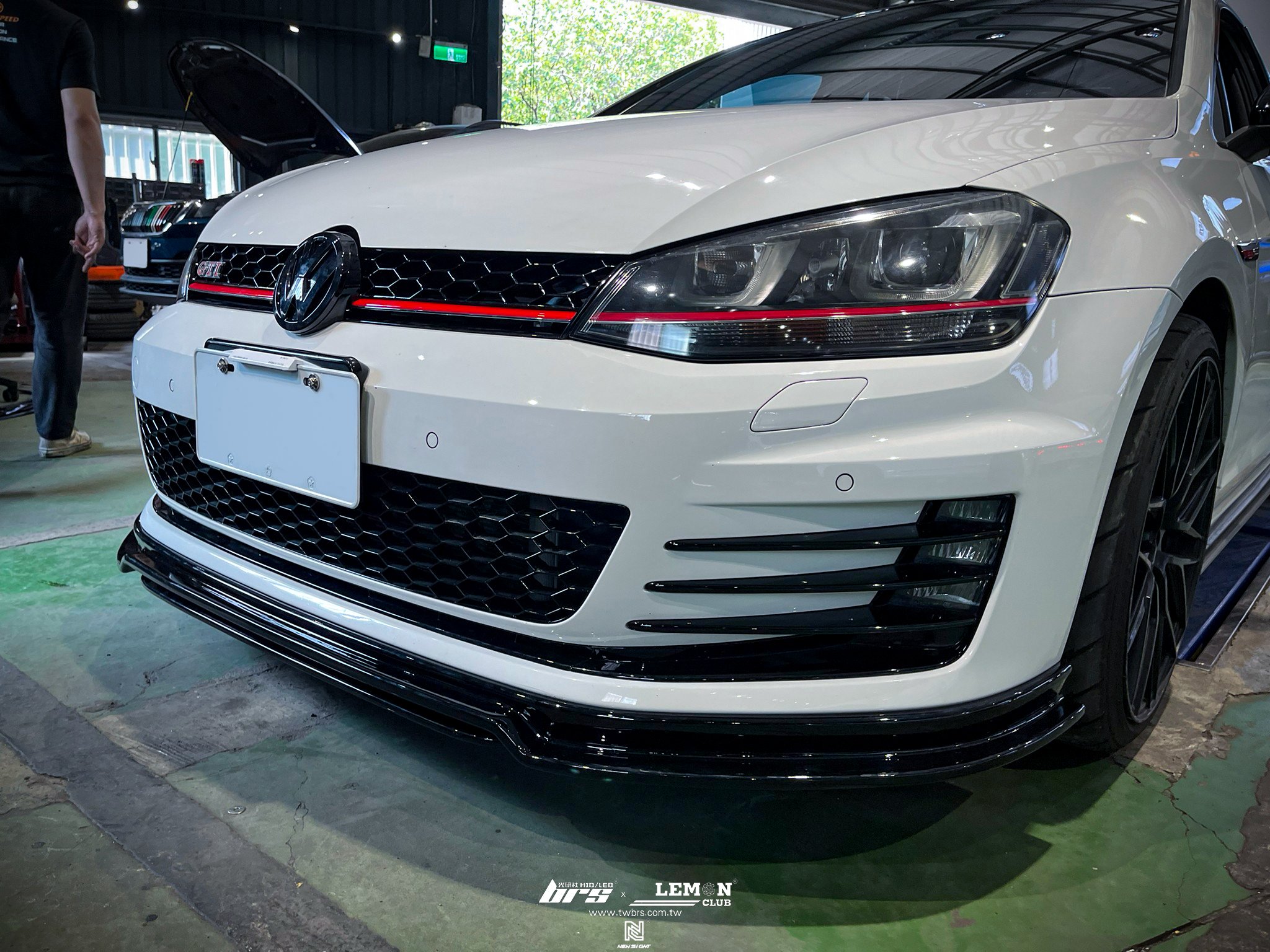 Volkswagen Golf 7 GTI  安裝 水箱罩+RZ款鋼琴黑前下巴