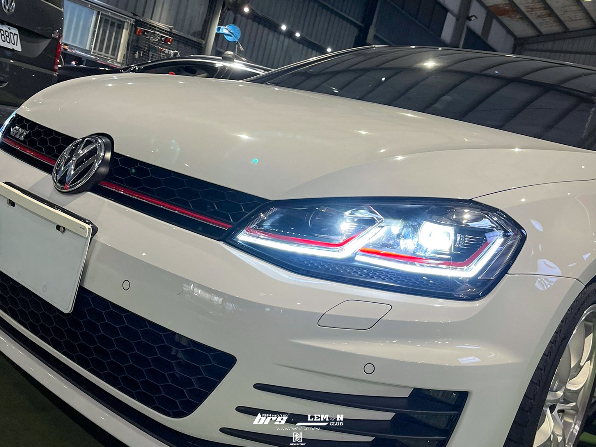 Volkswagen Golf 7 GTI 安裝 7改7.5紅線魚眼大燈總成+YEAKY大燈35W 6500K HID D2H增亮型