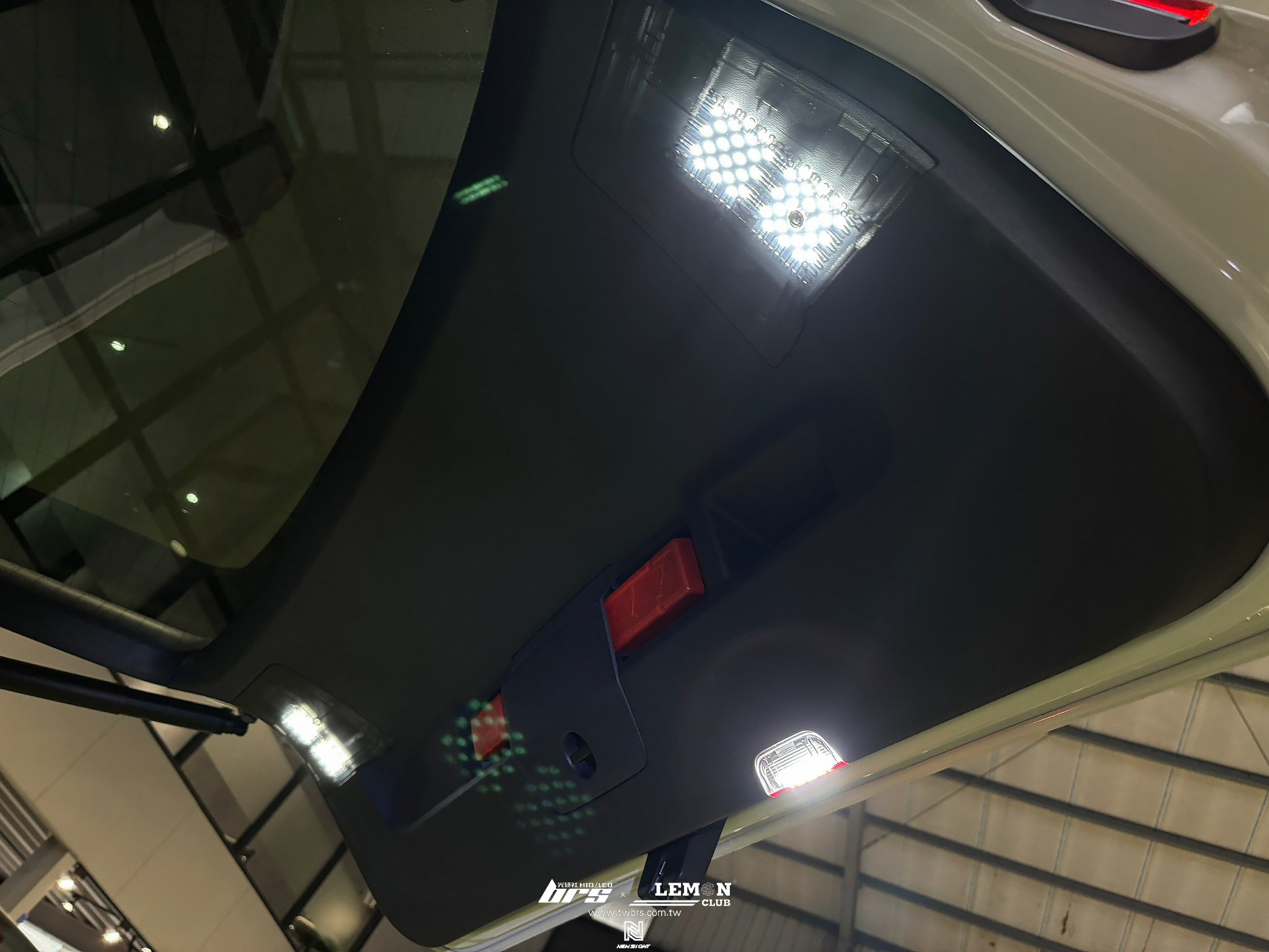 Volkswagen New Tiguan 保養 德國Rheinol萊茵機油5W30更換+原廠機油芯更換+原廠洩油螺絲+墊片更換+專用尾門燈+後車門警示照明燈+LED後車廂燈