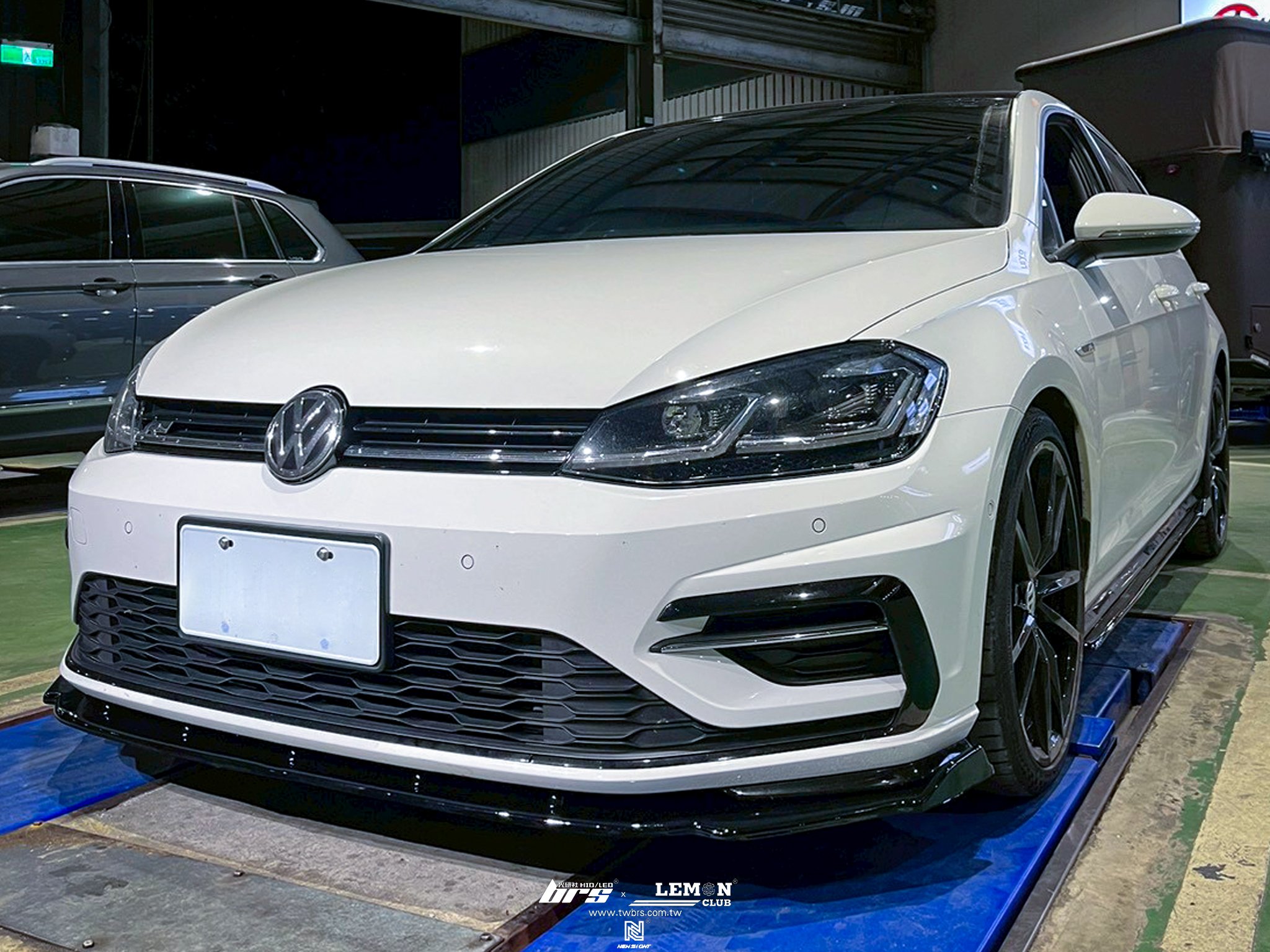 Volkswagen Golf 7.5 R-Line 安裝 副廠流水LED尾燈+類MAX前下巴-FD1+類MAX側裙+類MAX鴨尾