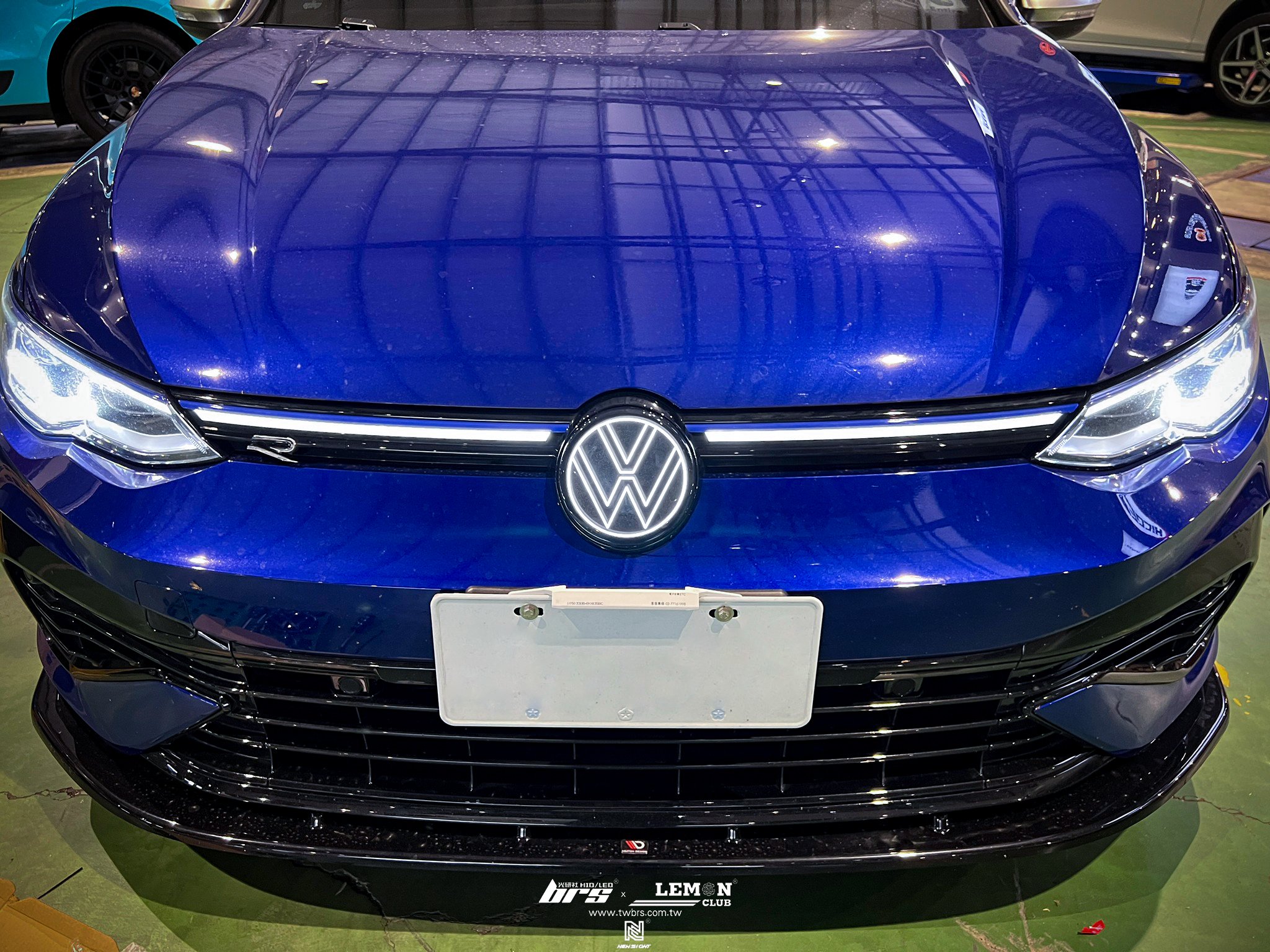 Volkswagen Golf 8 R 安裝 發光廠徽