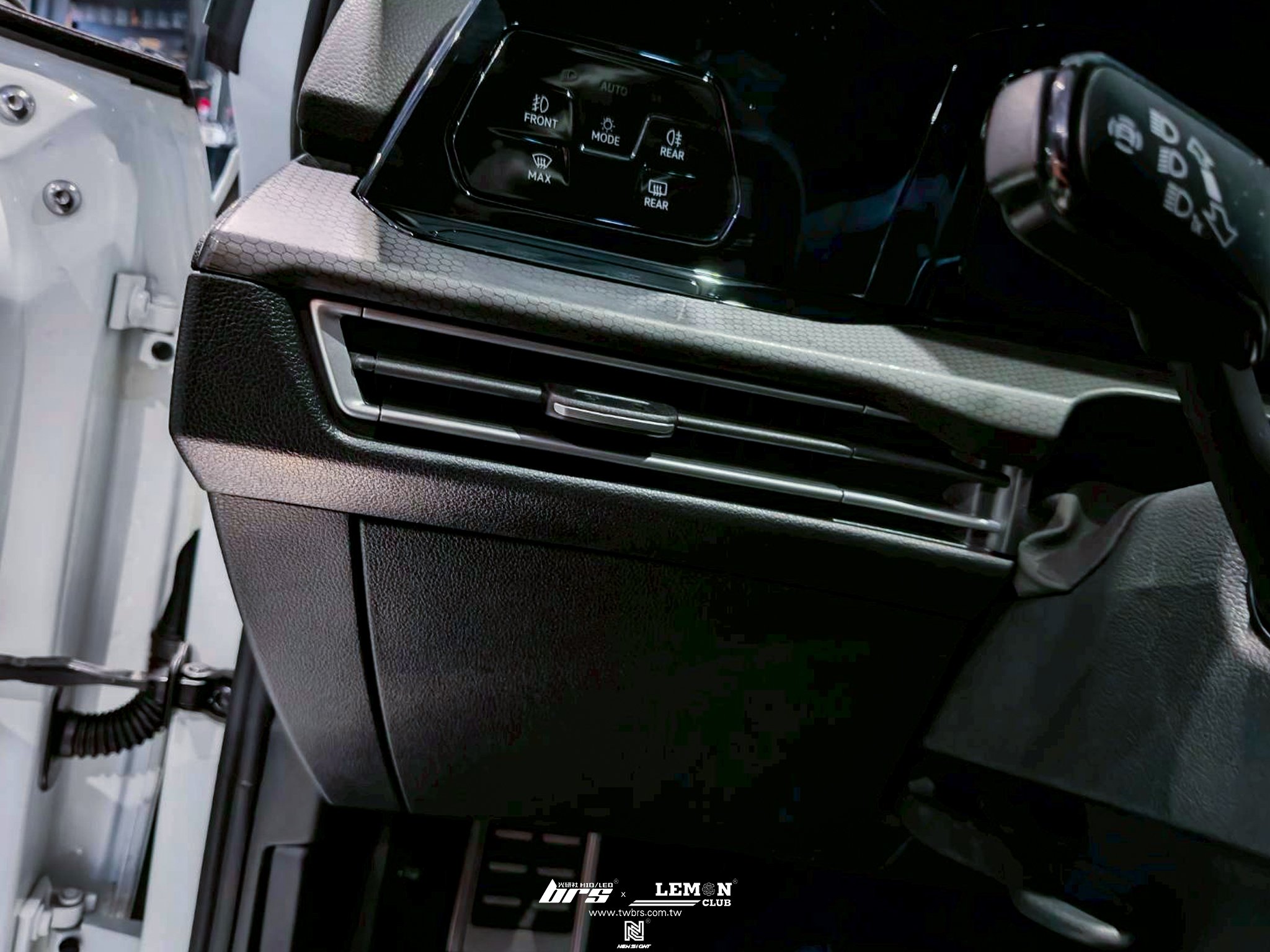 Volkswagen Golf 8 安裝 冷氣出風口(駕駛邊)