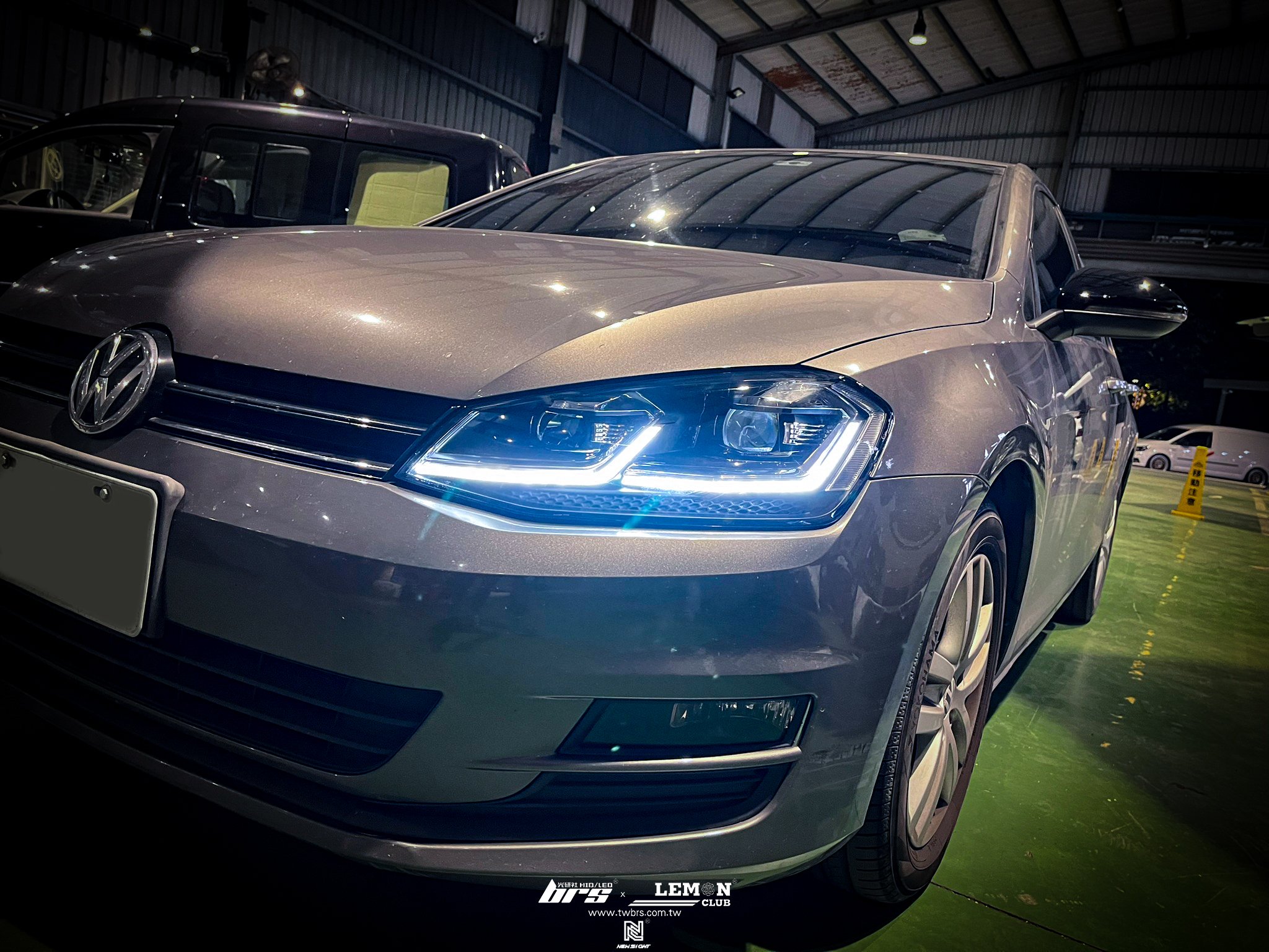 Volkswagen Golf 7 安裝 電動折疊後視鏡+盲點偵測系統+7改7.5銀線魚眼大燈總成+後輪速感知器+亮黑後視鏡蓋