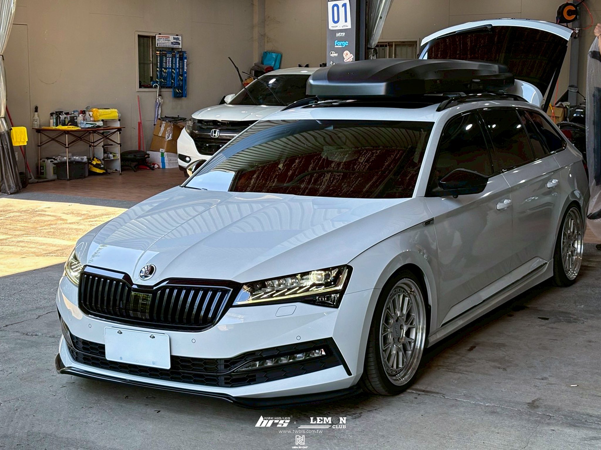 Skoda Superb MK3.5 安裝 類RT前下巴+類RT後下擾流