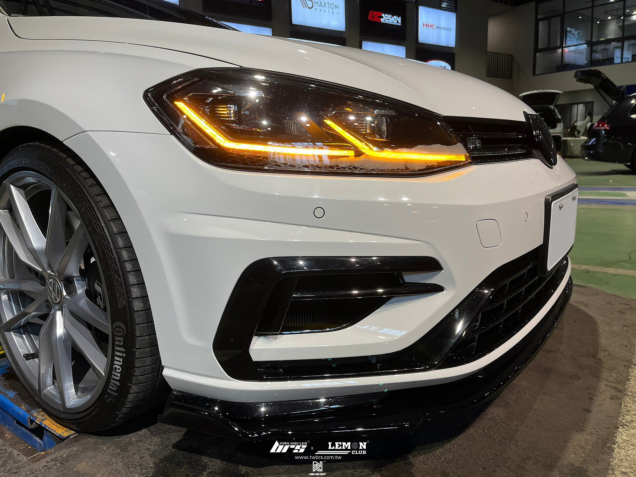 Volkswagen Golf 7.5R 安裝 後視鏡流水側燈+碳纖維後視鏡蓋+蜂巢反光片+類MAX前下巴