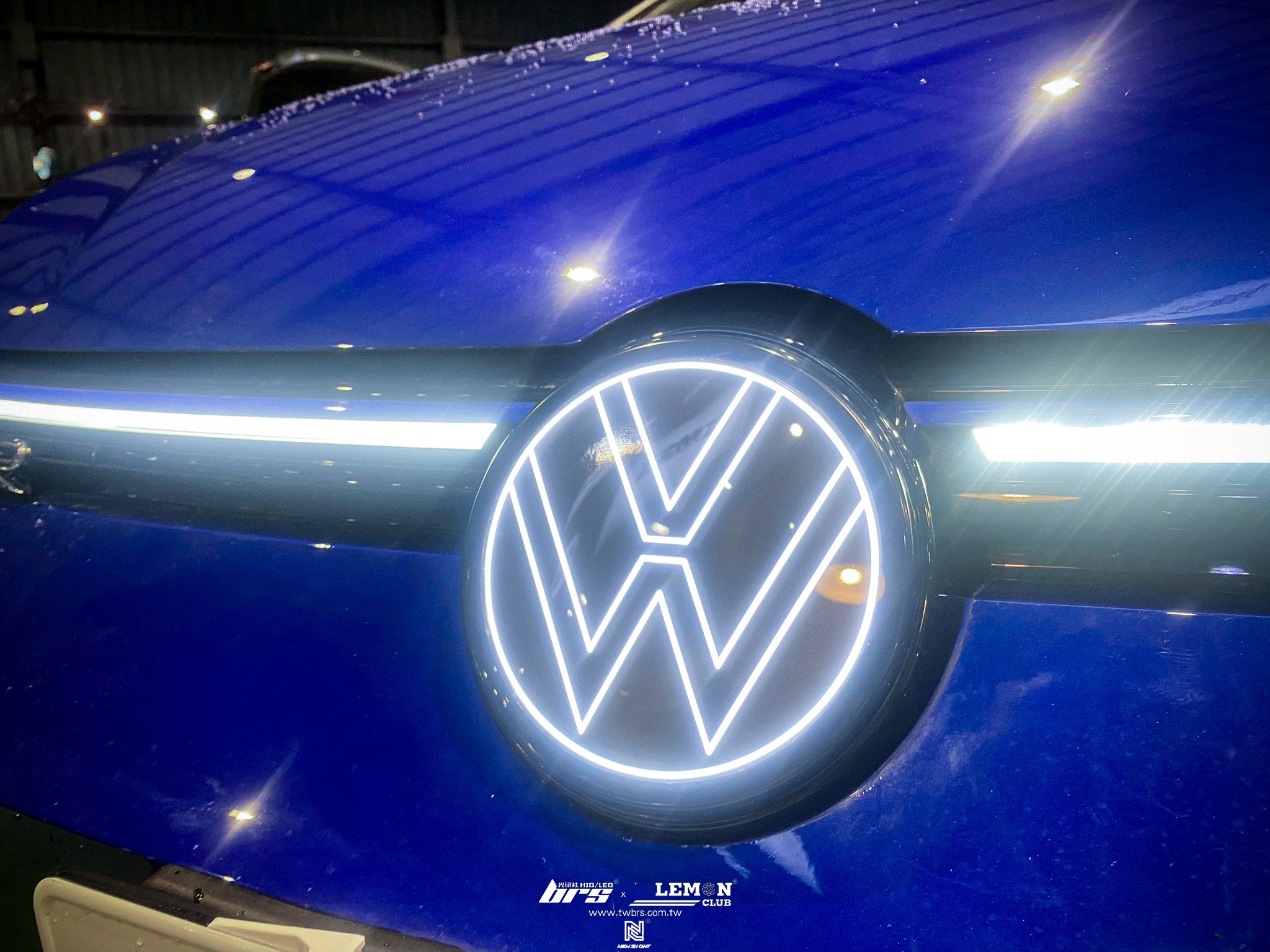 Volkswagen Golf 8 R 安裝 發光廠徽