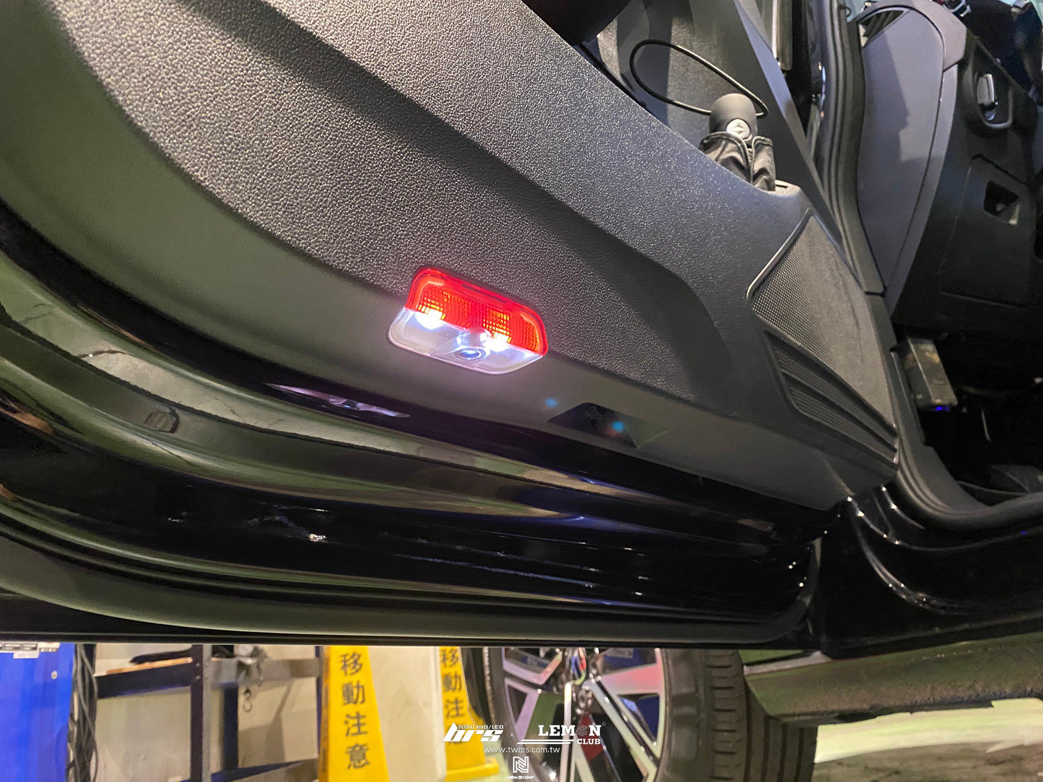 Volkswagen Touran 安裝 後視鏡流水方向燈+前黑標+後黑標+投射式門邊燈-R標+H11 6500K 高階款LED