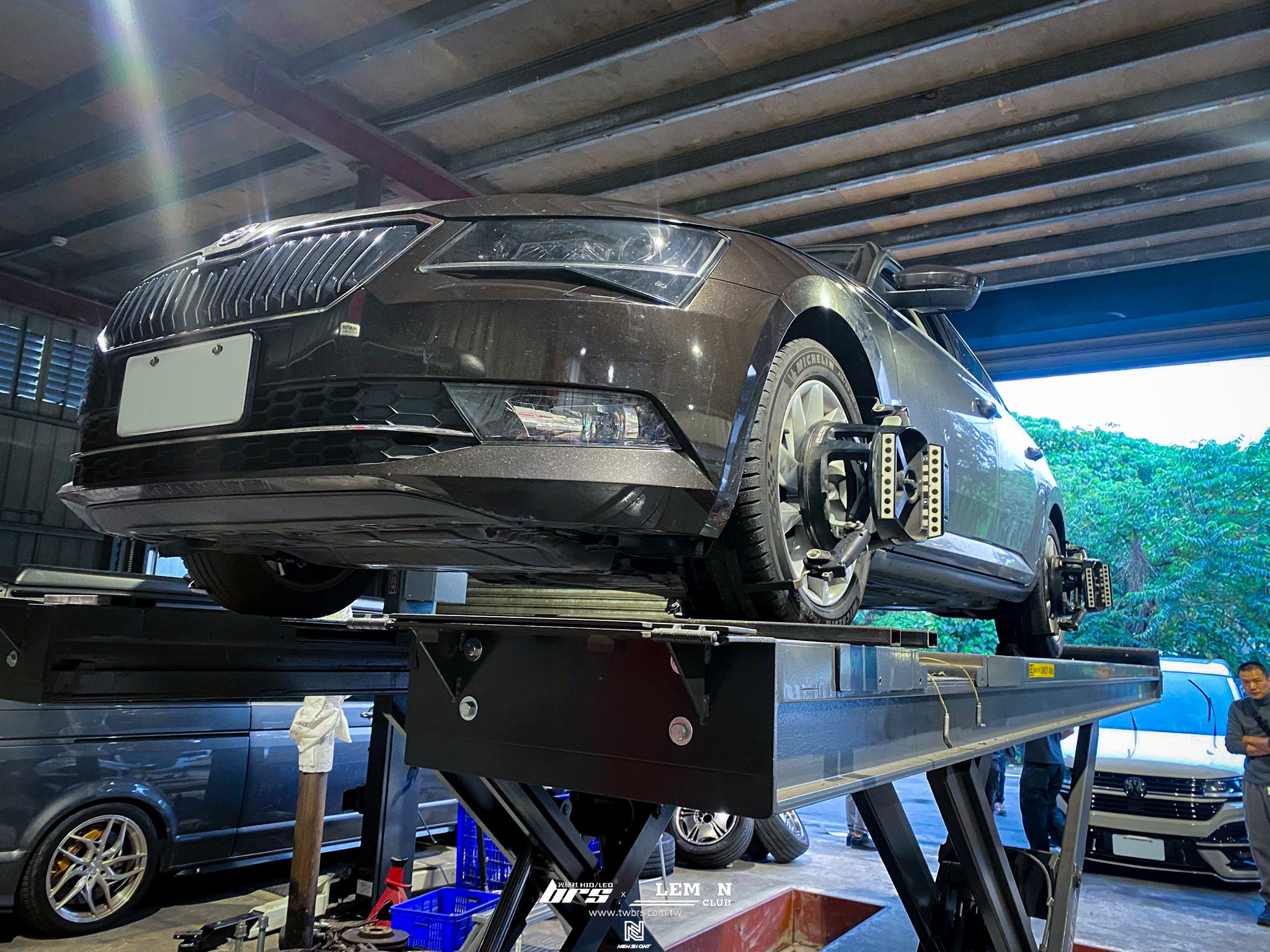 Skoda Superb 安裝 三角架鐵套更換+工字樑襯套更換+前避震器上座軸承更換+HUNTER 3D電腦前輪定位