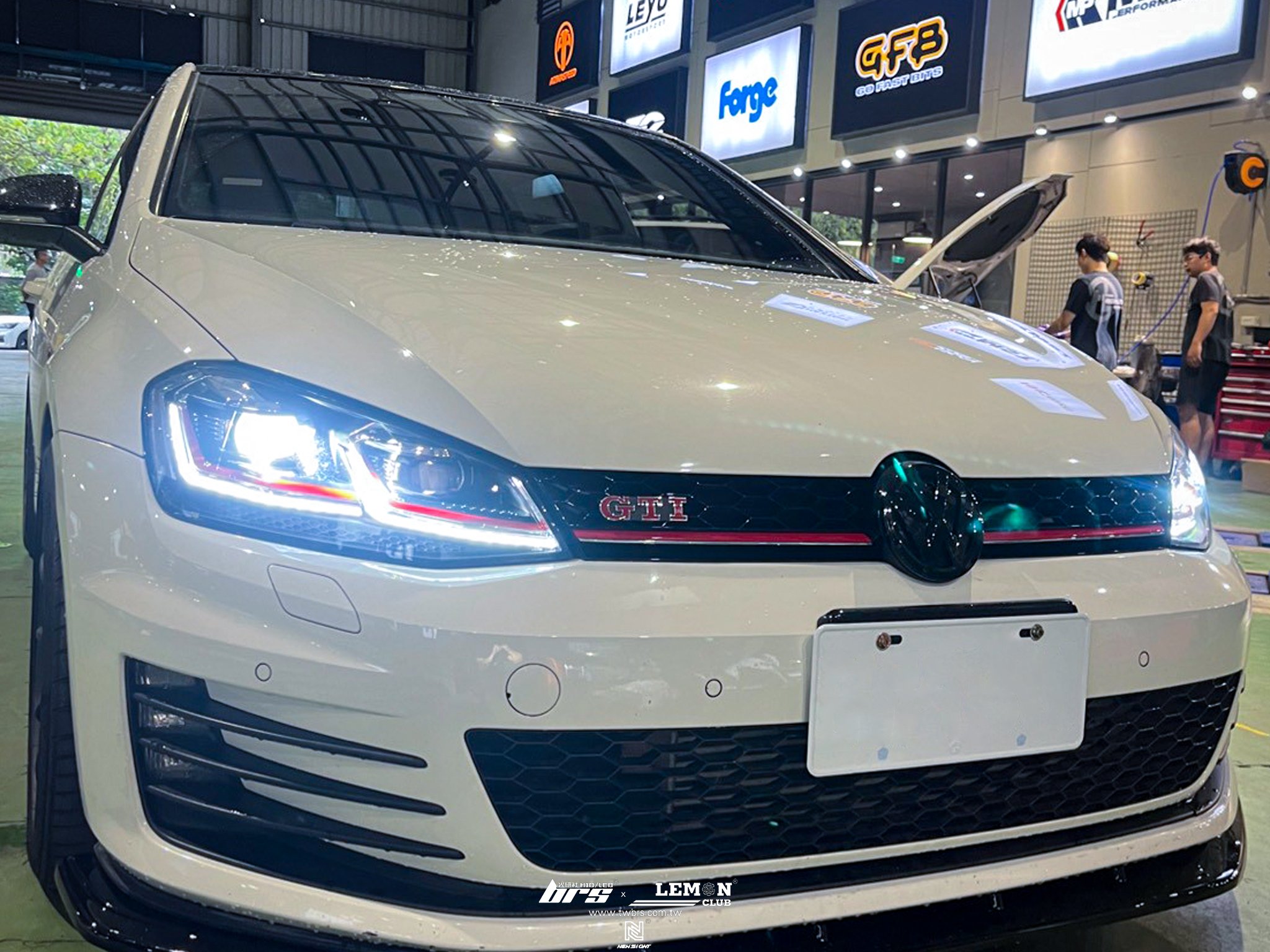 Volkswagen Golf 7 GTI 安裝 專用類MAX前下巴+7改7.5式樣紅線魚眼大燈總成+D2H 6500K 高階款LED+副廠水箱罩+原廠水箱罩標