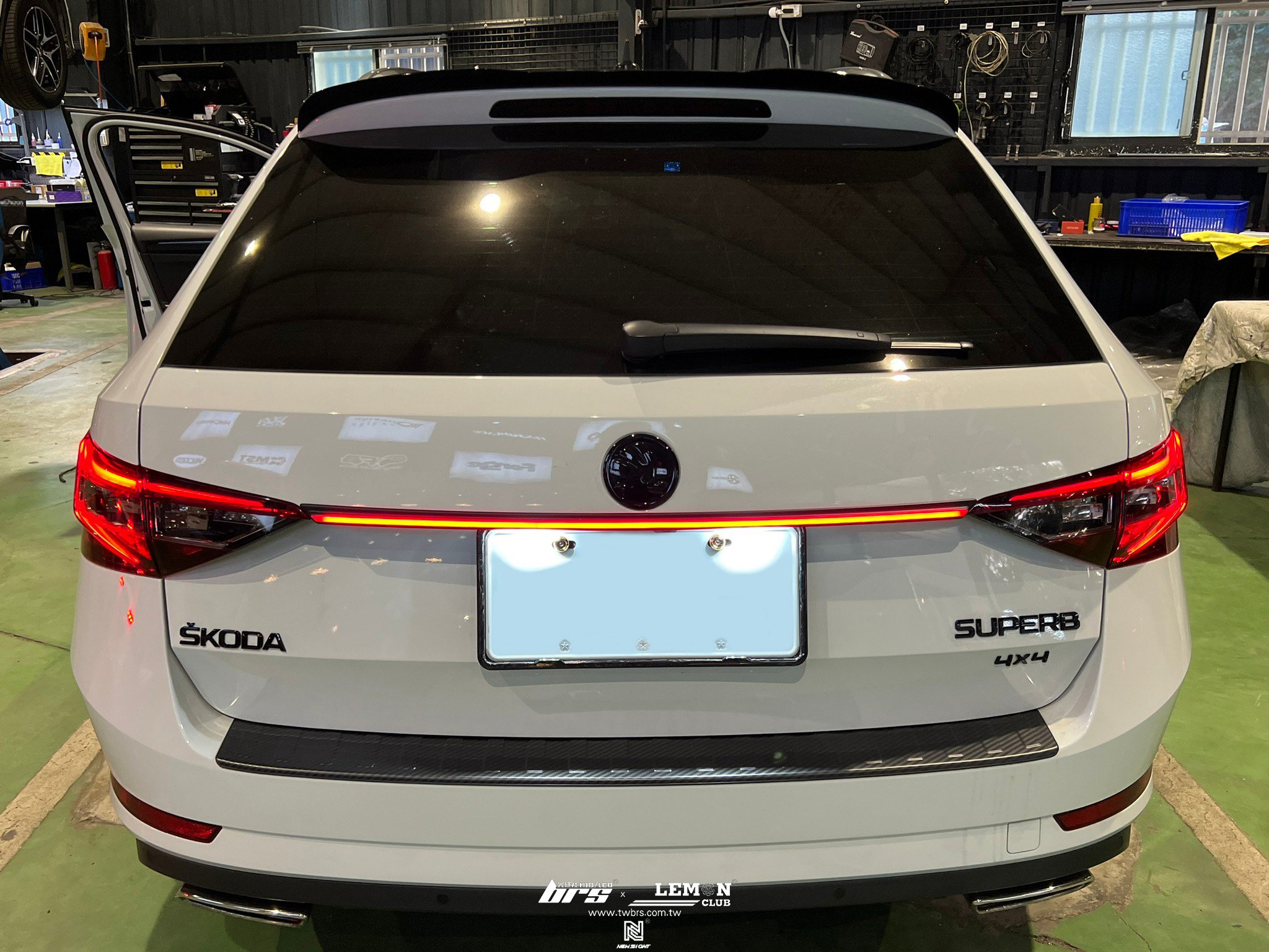 Skoda Superb 安裝 R8 方向盤啟動按鍵+貫穿尾燈